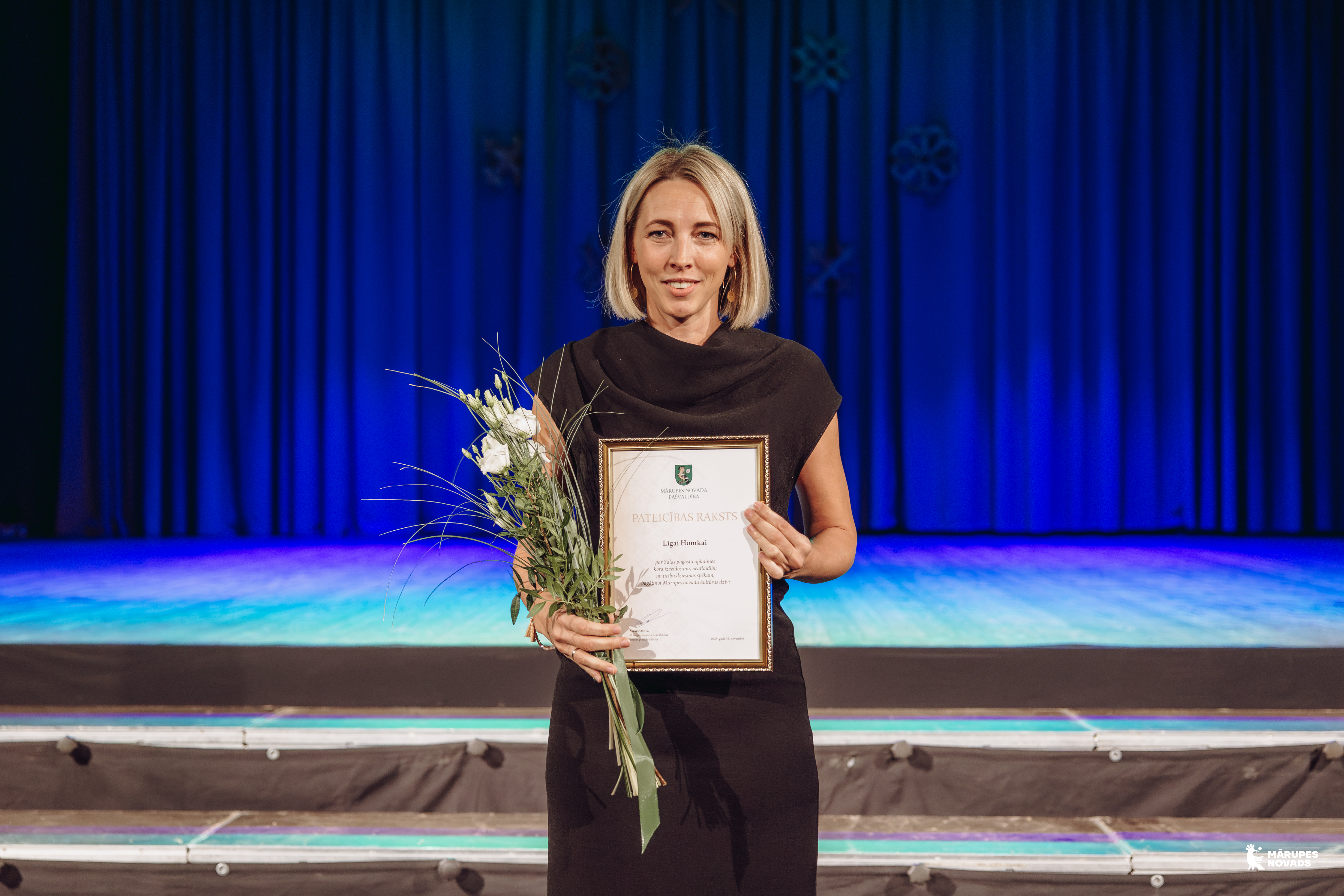 cilvēks ar apbalvojumu