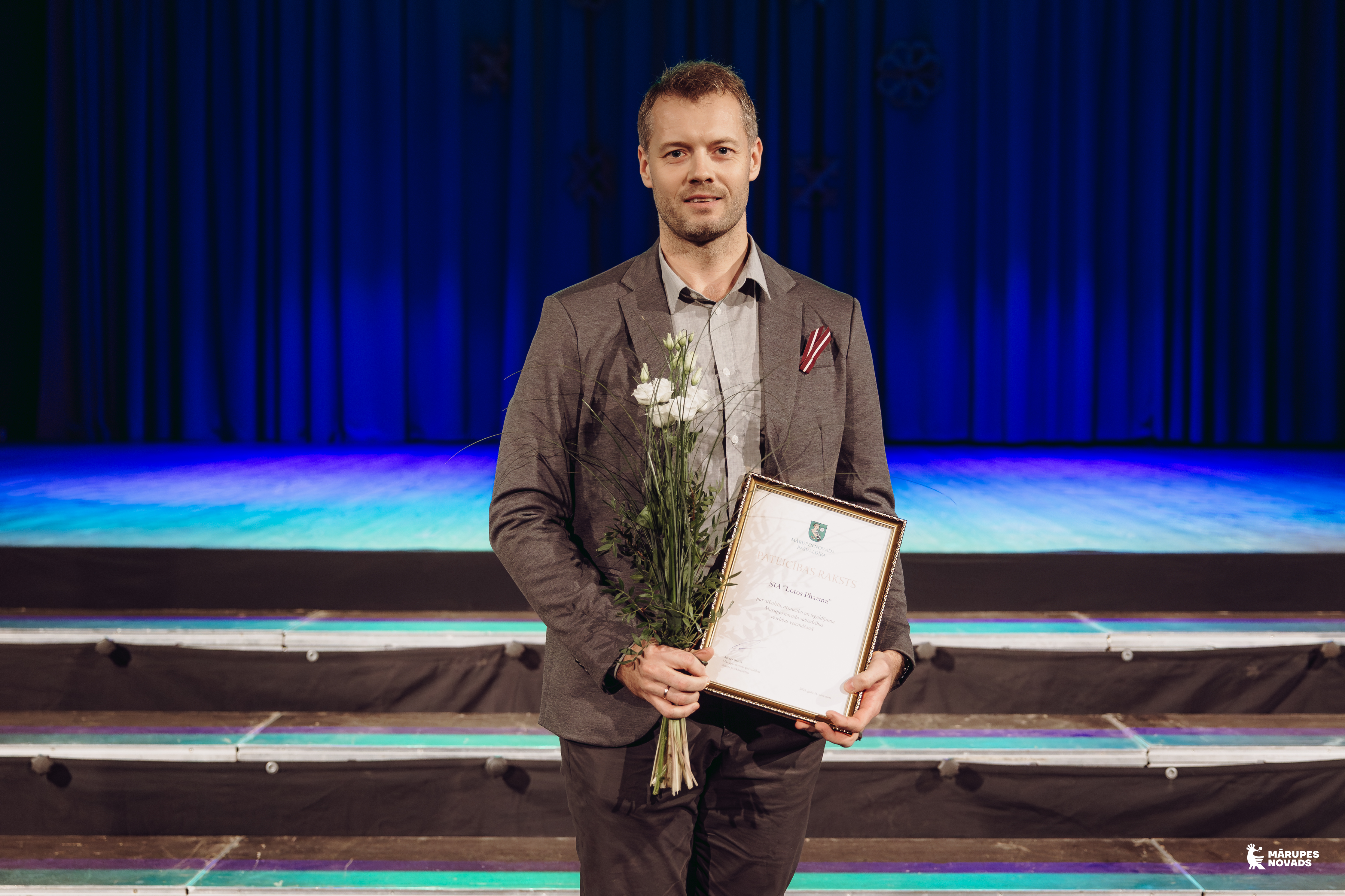 cilvēks ar apbalvojumu