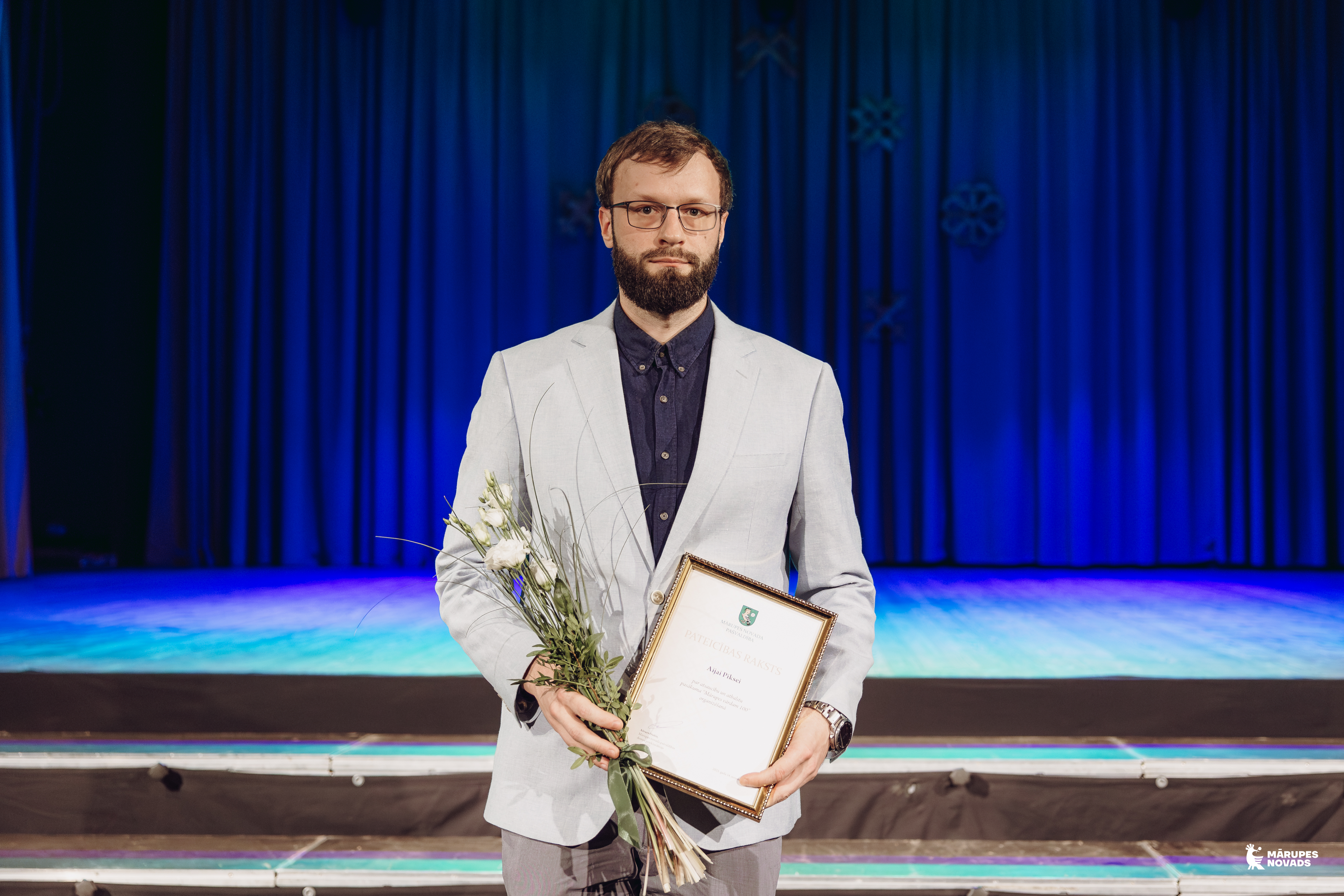 cilvēks ar apbalvojumu