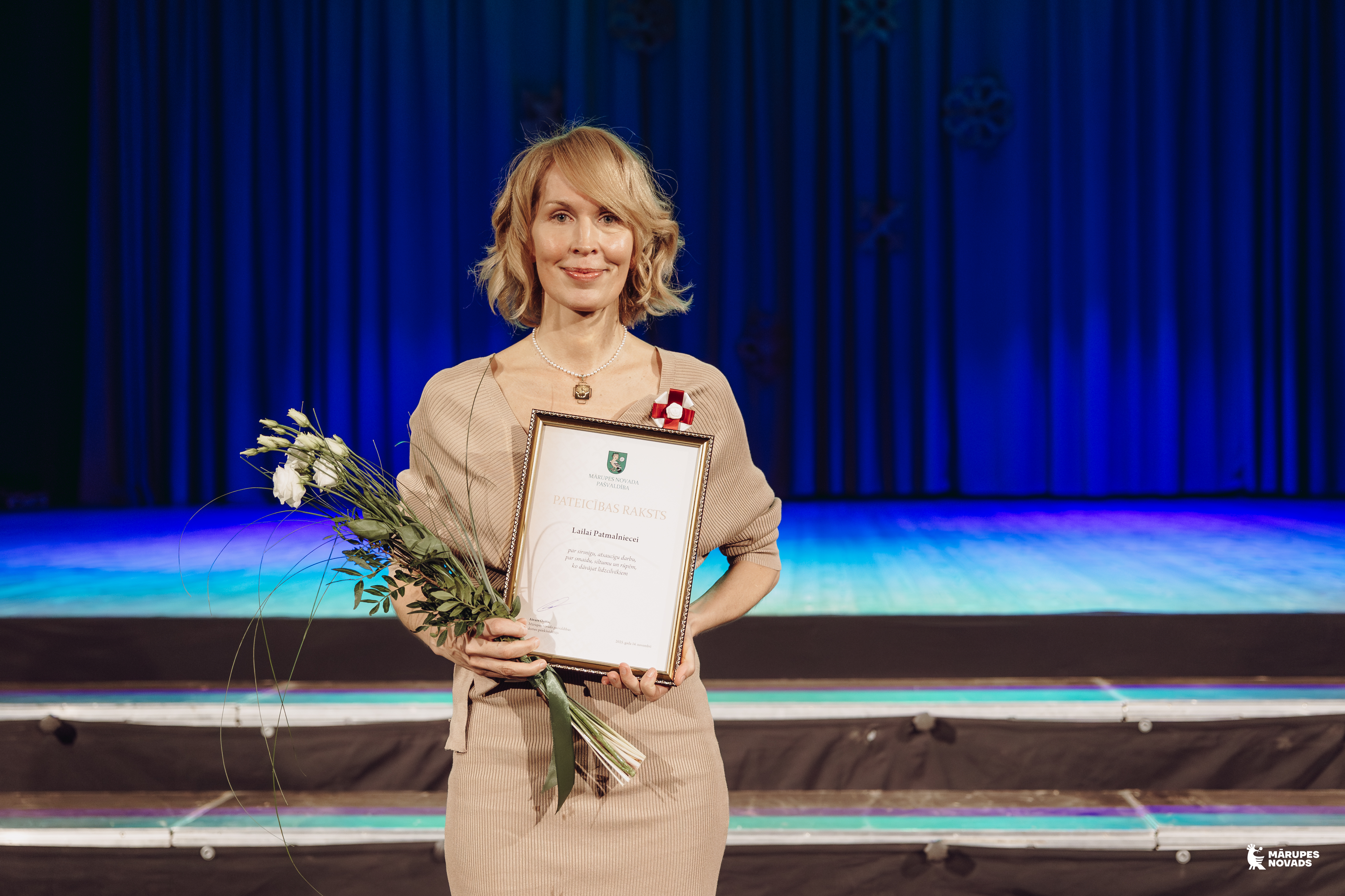 cilvēks ar apbalvojumu