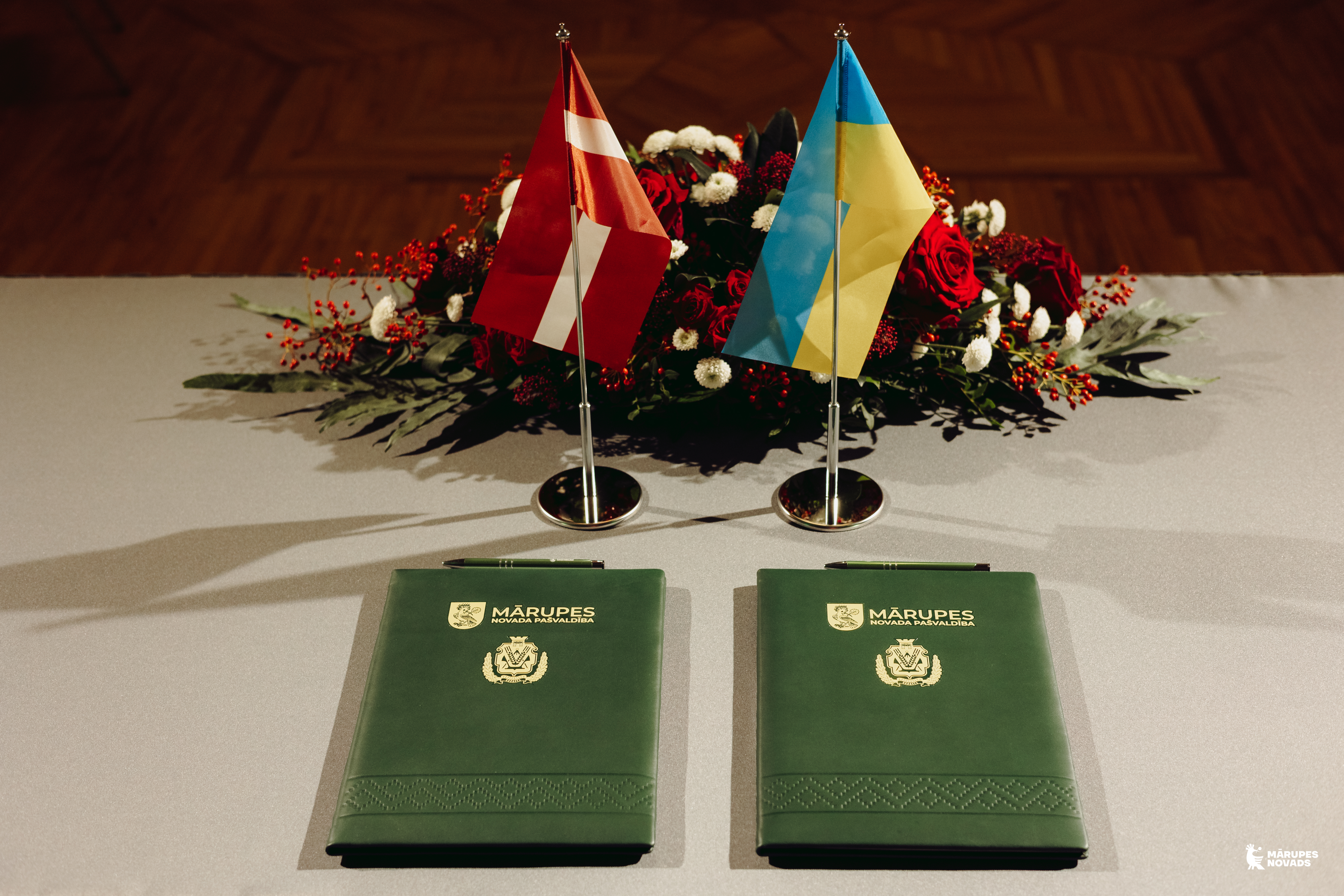 Svinīgs galda noformējums