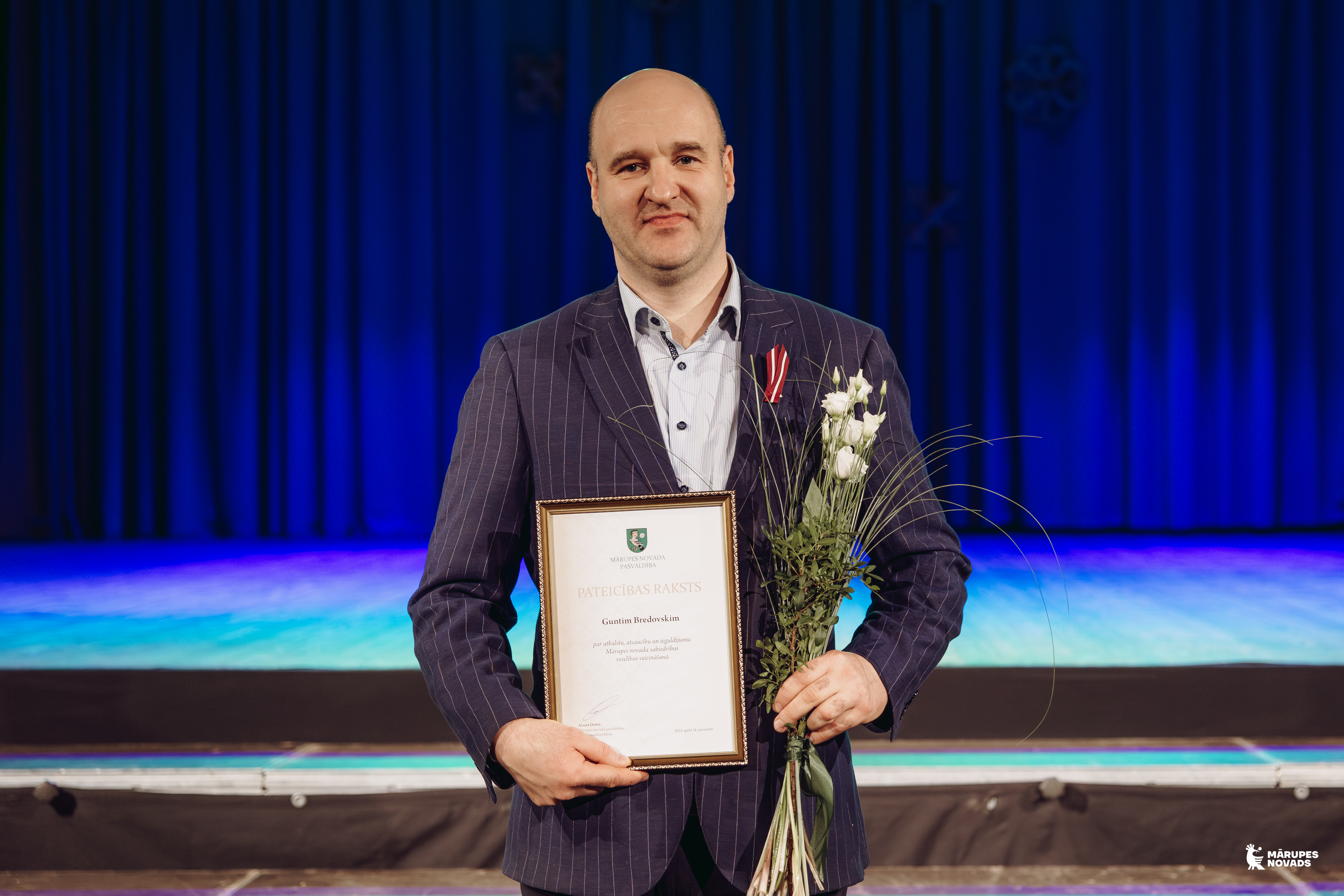 cilvēks ar apbalvojumu