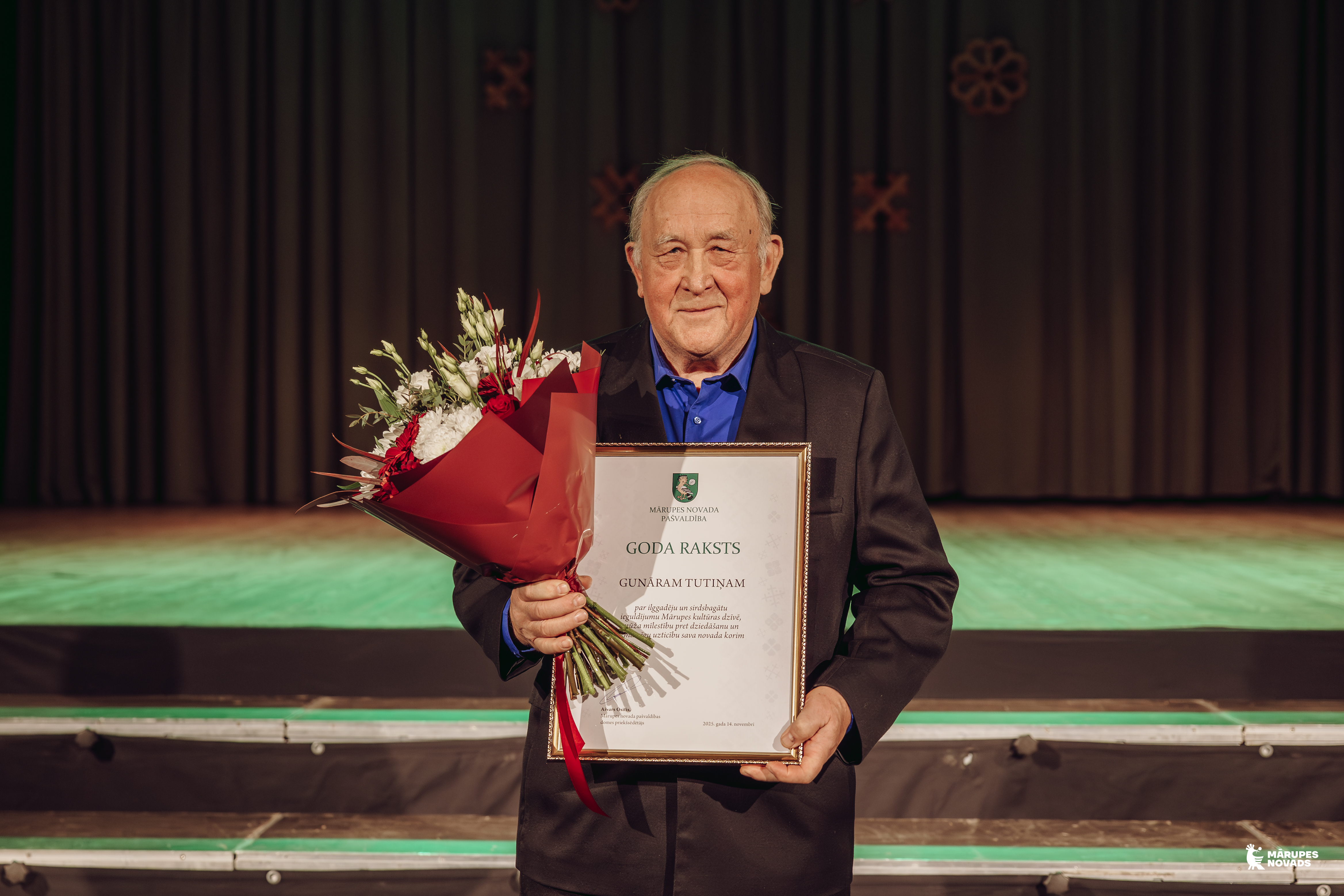 cilvēks ar apbalvojumu