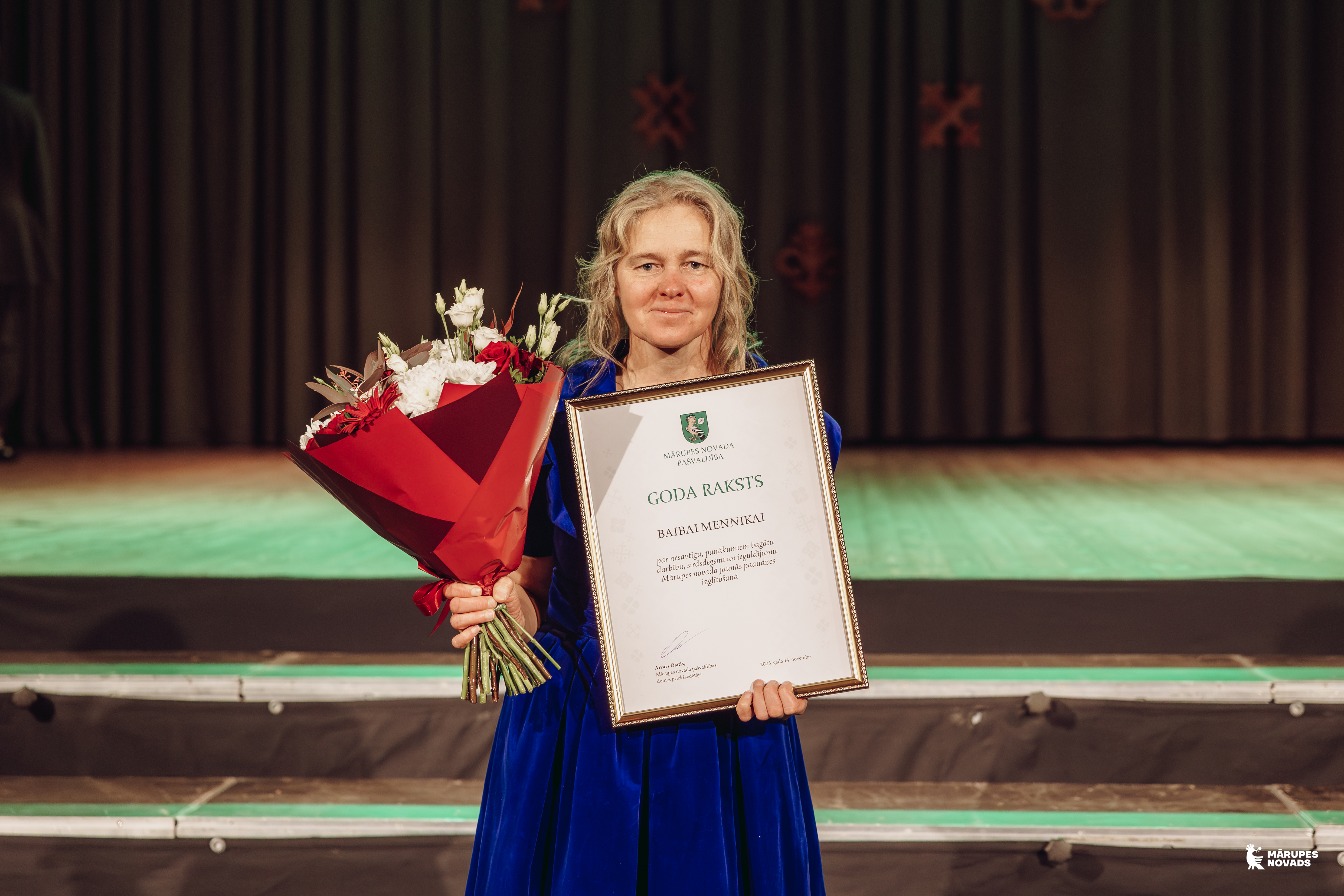 cilvēks ar apbalvojumu