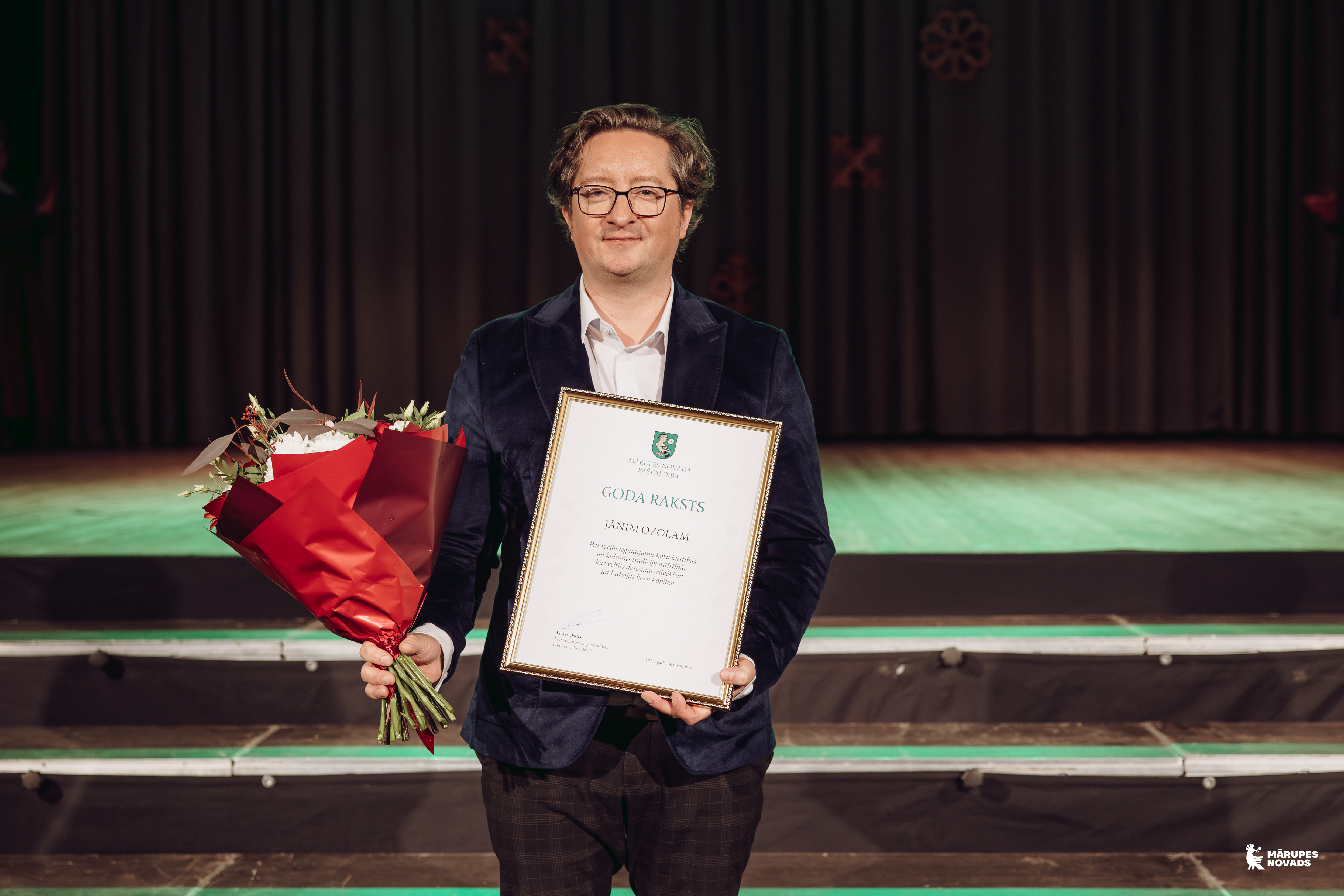 cilvēks ar apbalvojumu