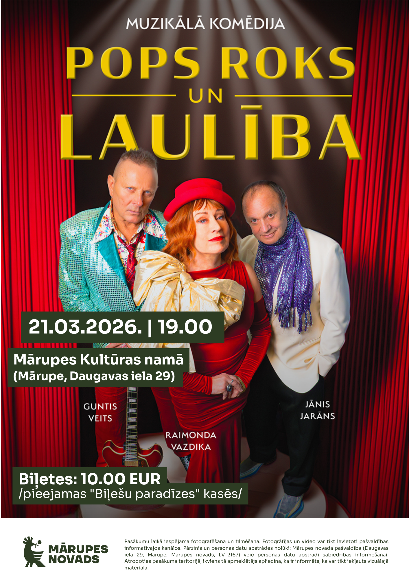 foto trīs aktieri, kuri koši un krāšņi ģērbti, stāv uz skatuves