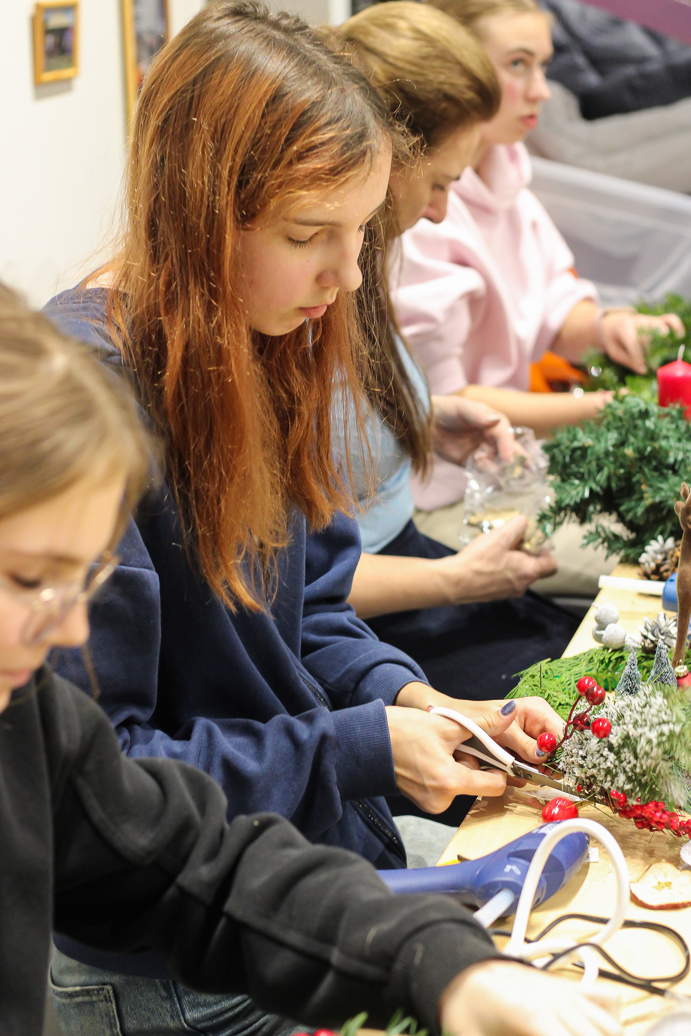 jaunieši meistarklasē veido dekorus