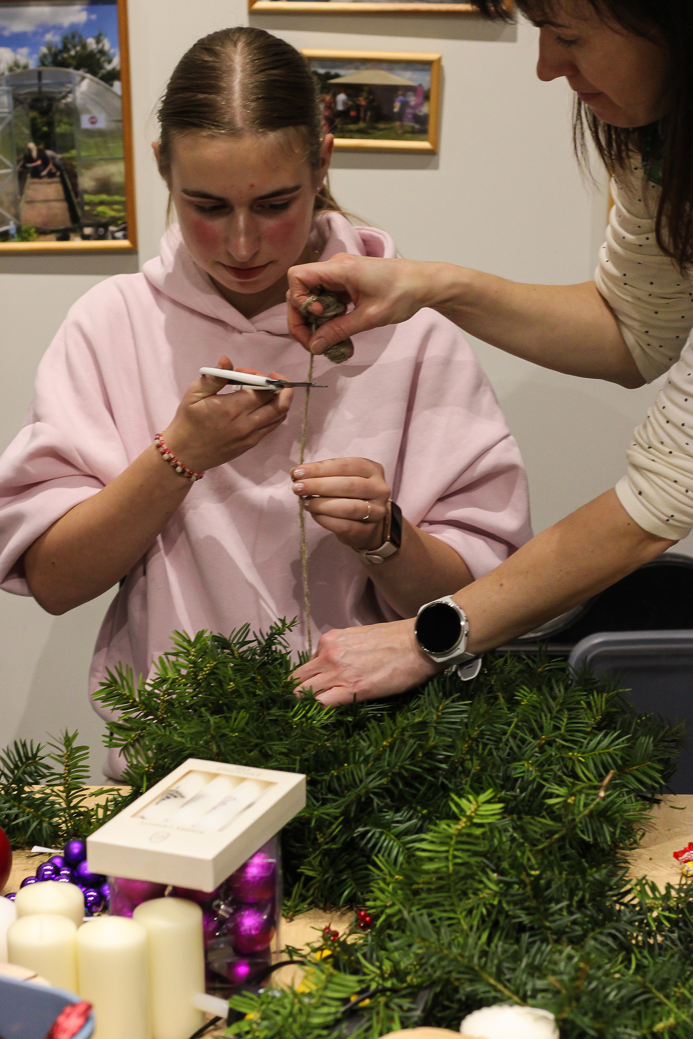 jaunieši meistarklasē veido dekorus