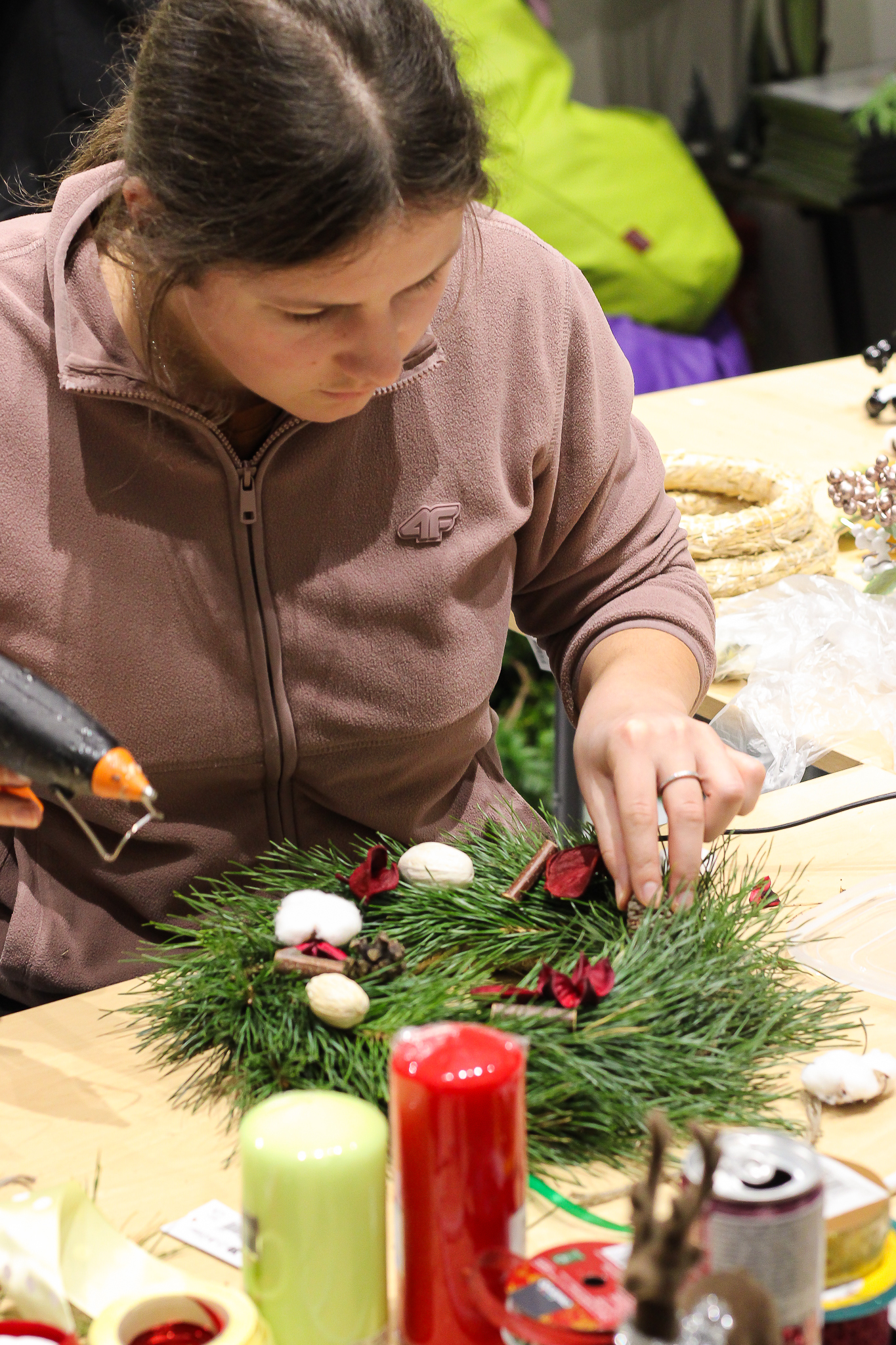 jaunieši meistarklasē veido dekorus