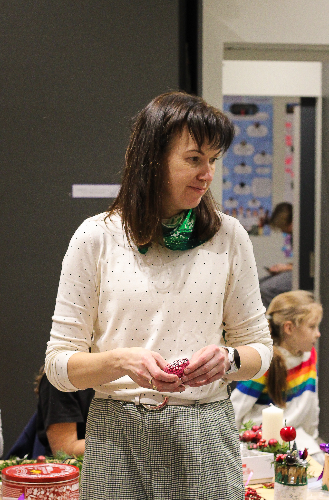 jaunieši meistarklasē veido dekorus