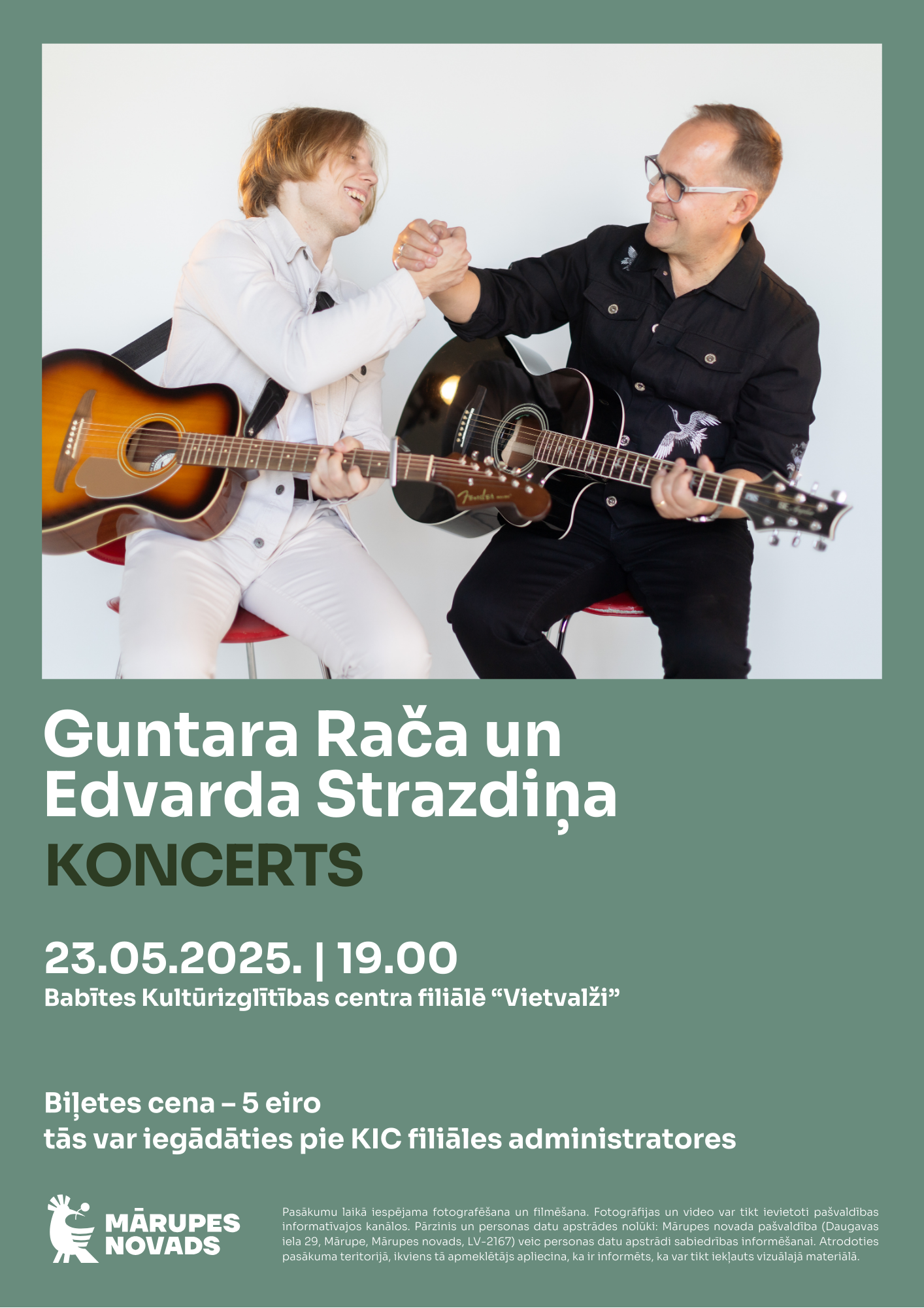 Gaiši zils fons ar divu mūziķu foto un tekstu par koncertu