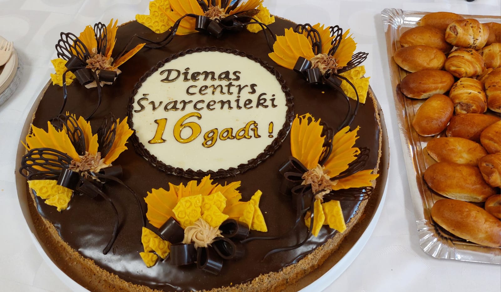 Dienas centra jubilejas torte ar uzrakstu