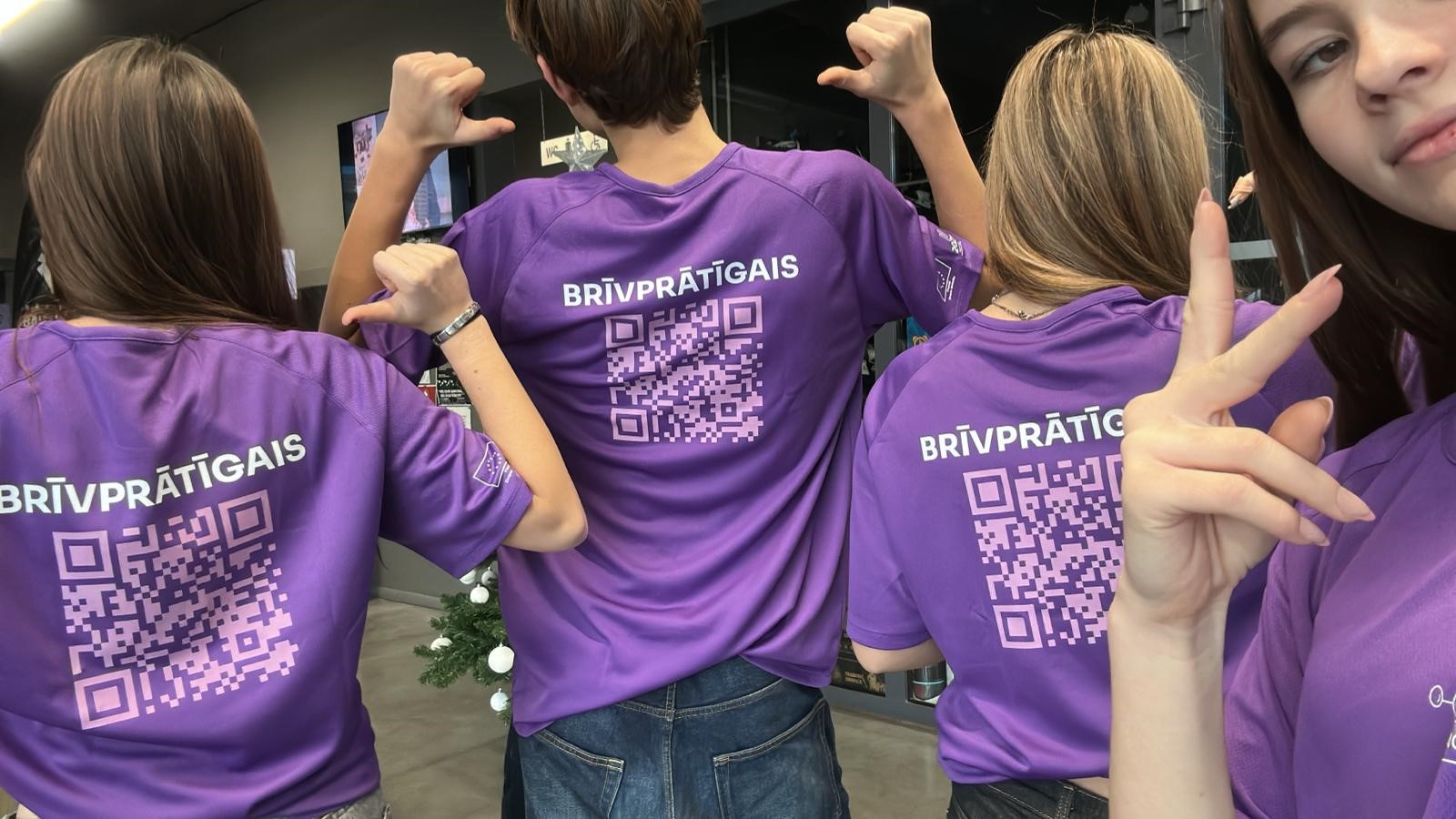 jaunieši un kuru krekliņiem ir uzraksts - brīvprātīgais