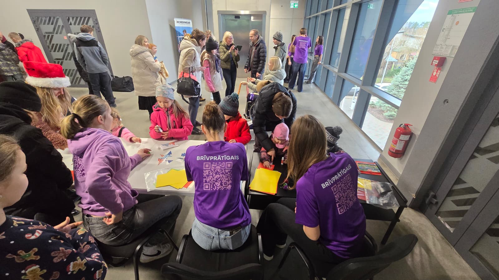 jaunieši un kuru krekliņiem ir uzraksts - brīvprātīgais