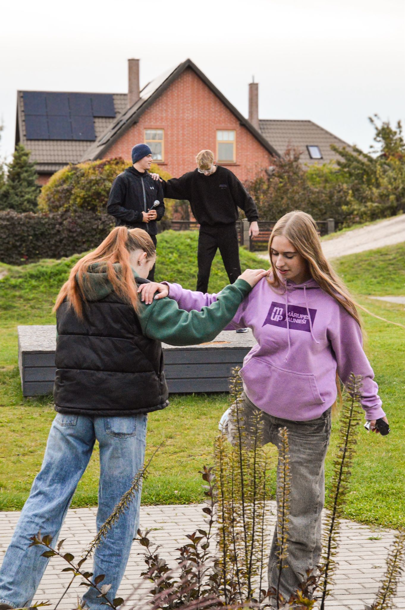 jaunieši iesildās pirms skrējiena