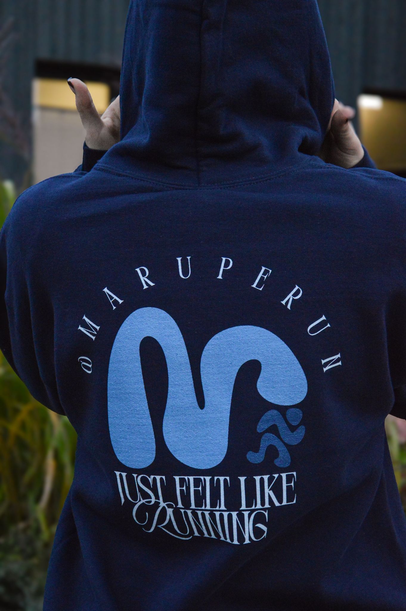 jaunieša mugura ar apdrukātu hoodiju