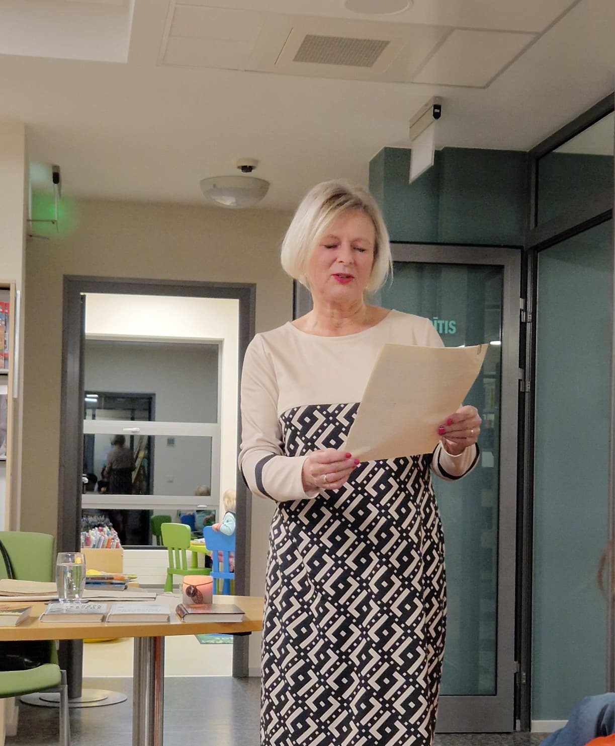 Sievietes profils bibliotēkā