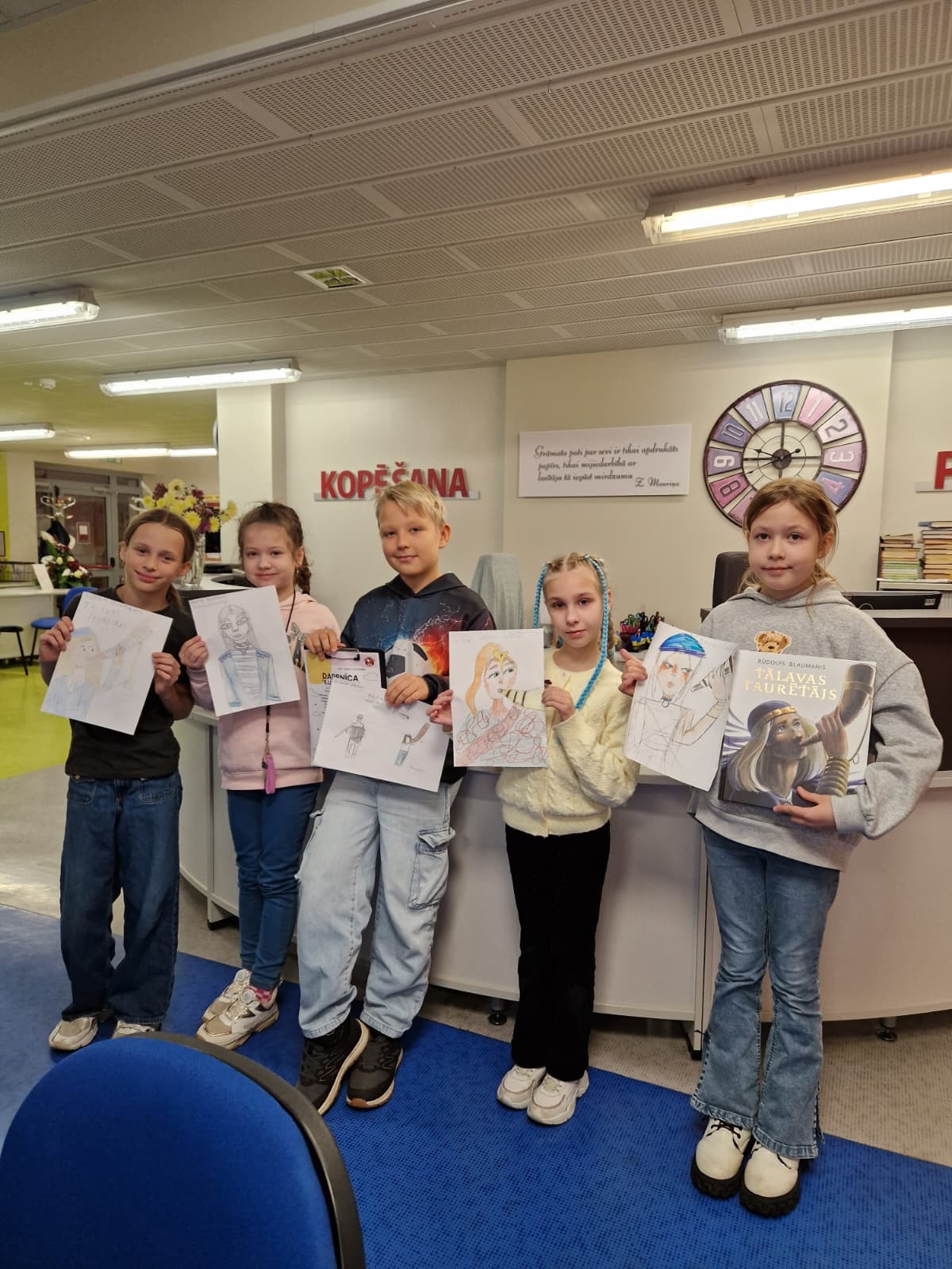 Bērnu pulks grāmatu lasīšanas pasākumā