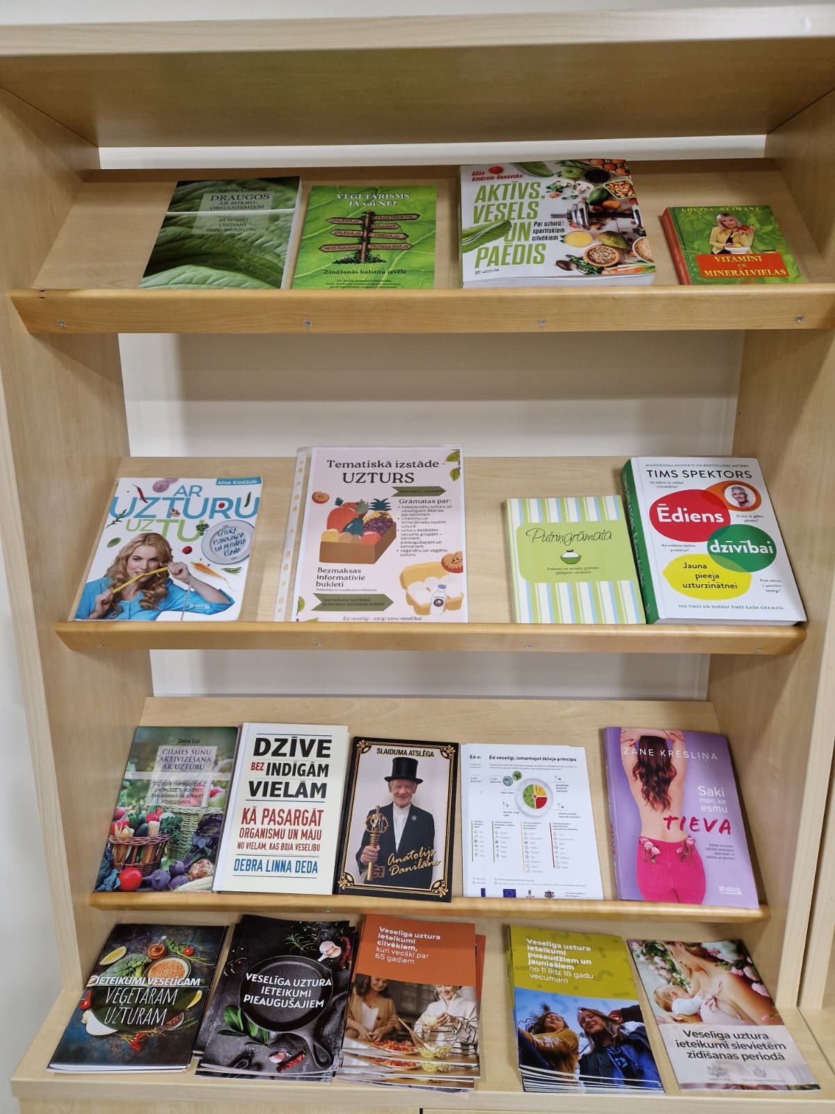 krāsainu bukletu un grāmatu izstāde plauktos