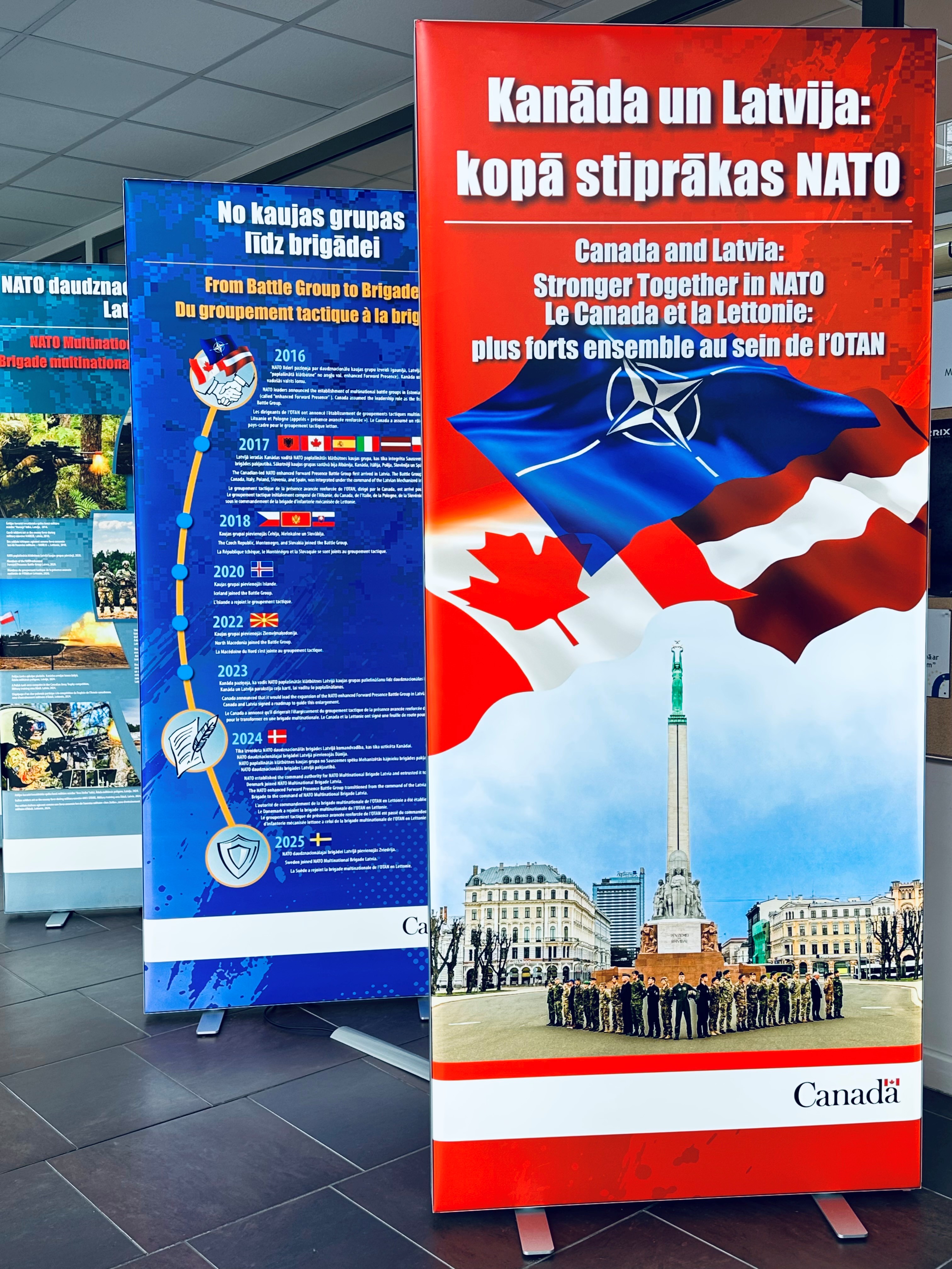 izst'des baneri ar info par Kānādu un Latviju