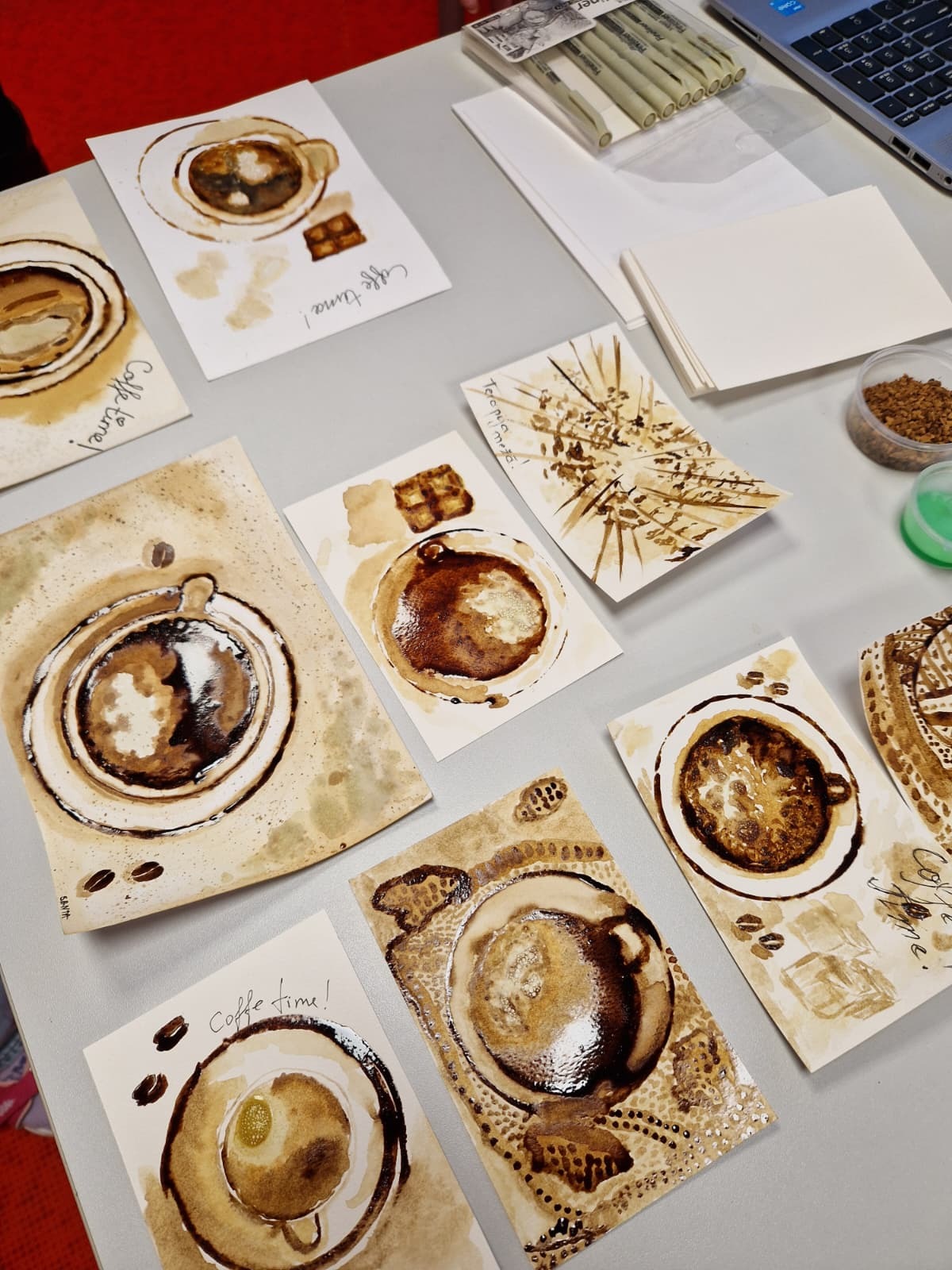 Radošie darbi uz krāsaina fona