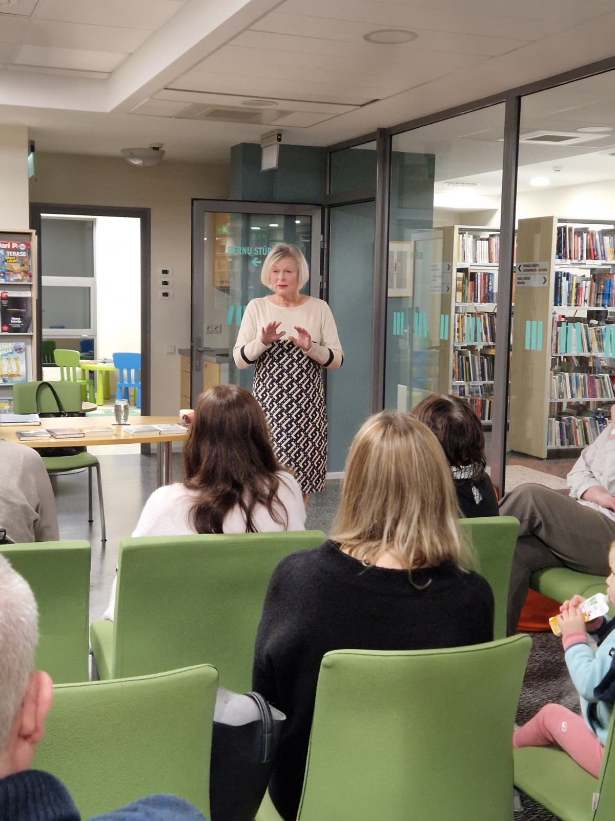 Bibliotēkas telpās pasākums cilvēku grupai