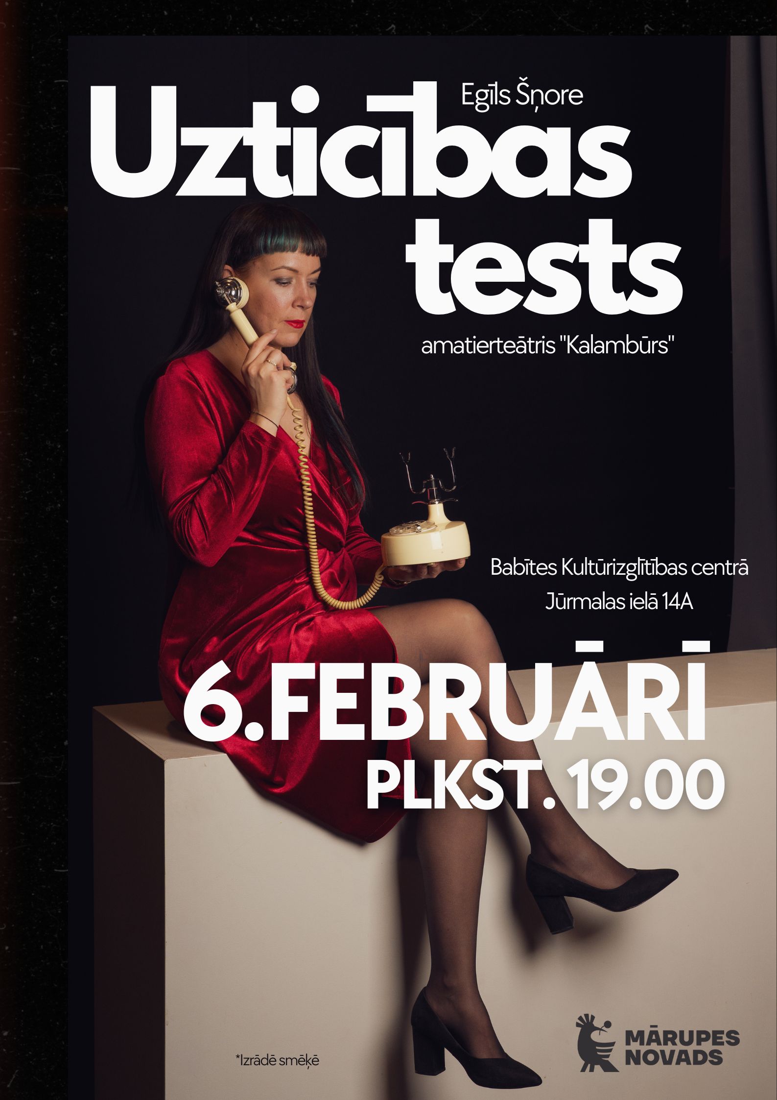 tumšs fons ar sievietes siluetu un tekstu par izrādi