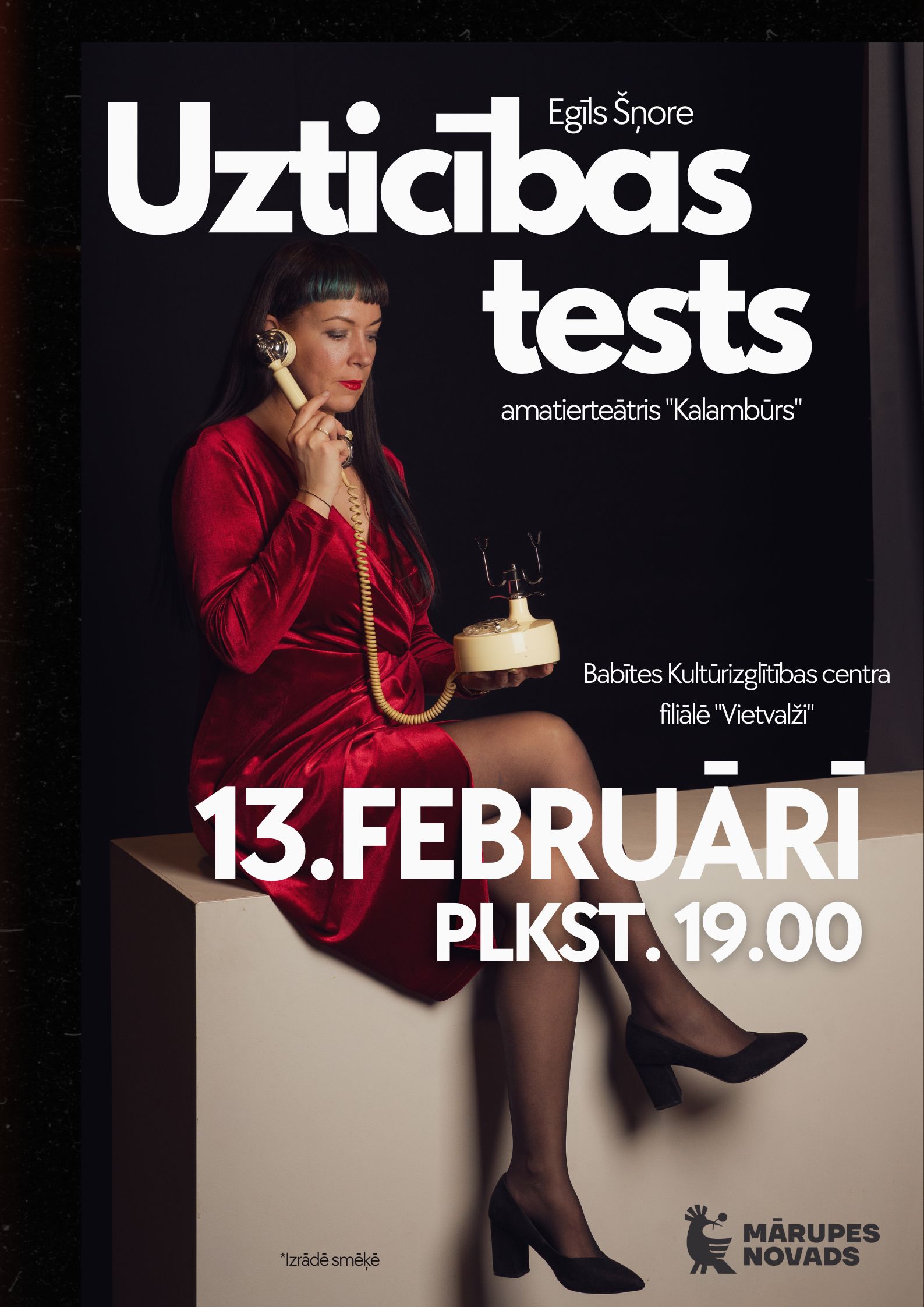 tumšs fons ar sievietes siluetu un tekstu par izrādi