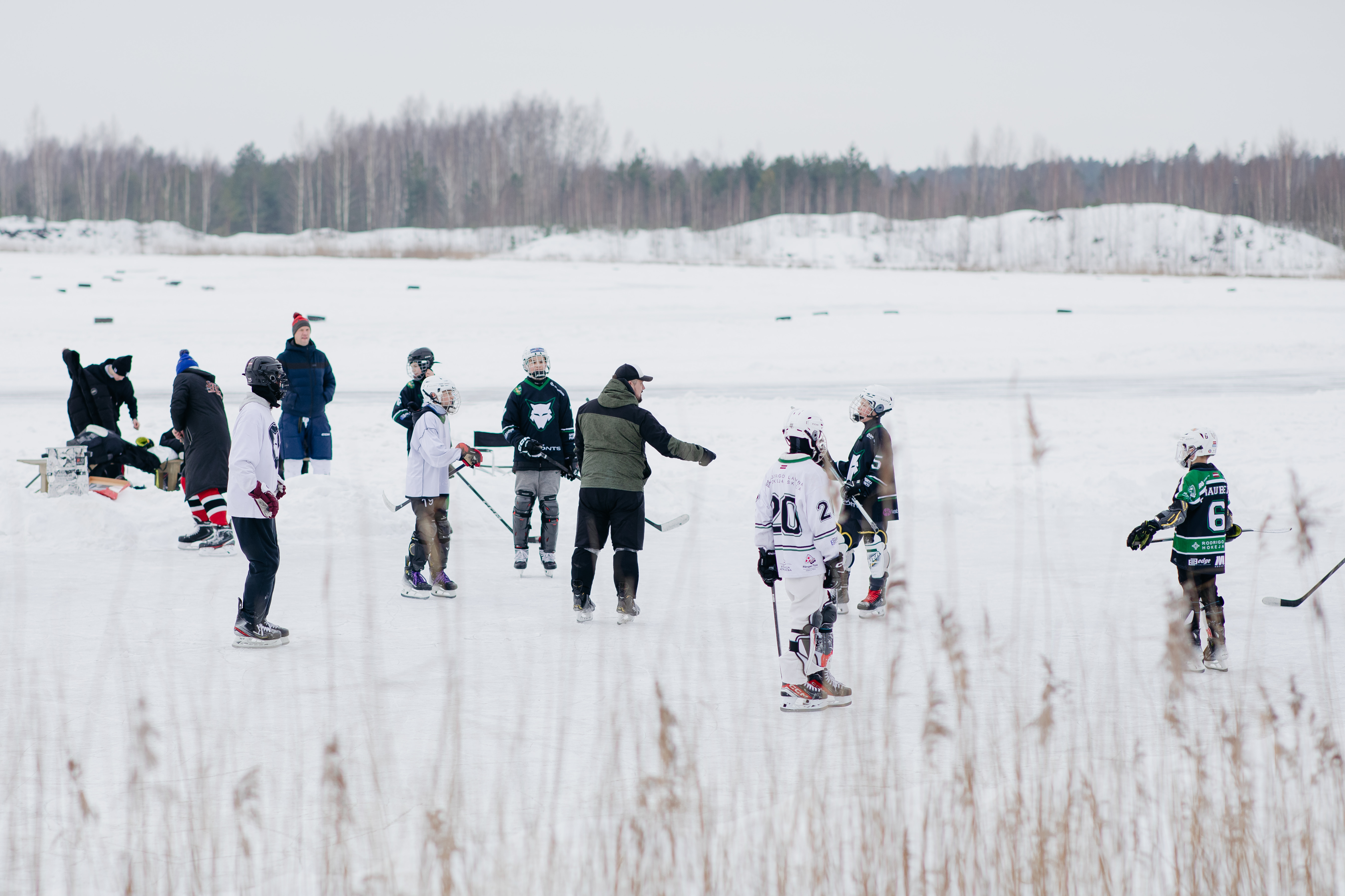 hokejisti brīvā dabā uz ledus