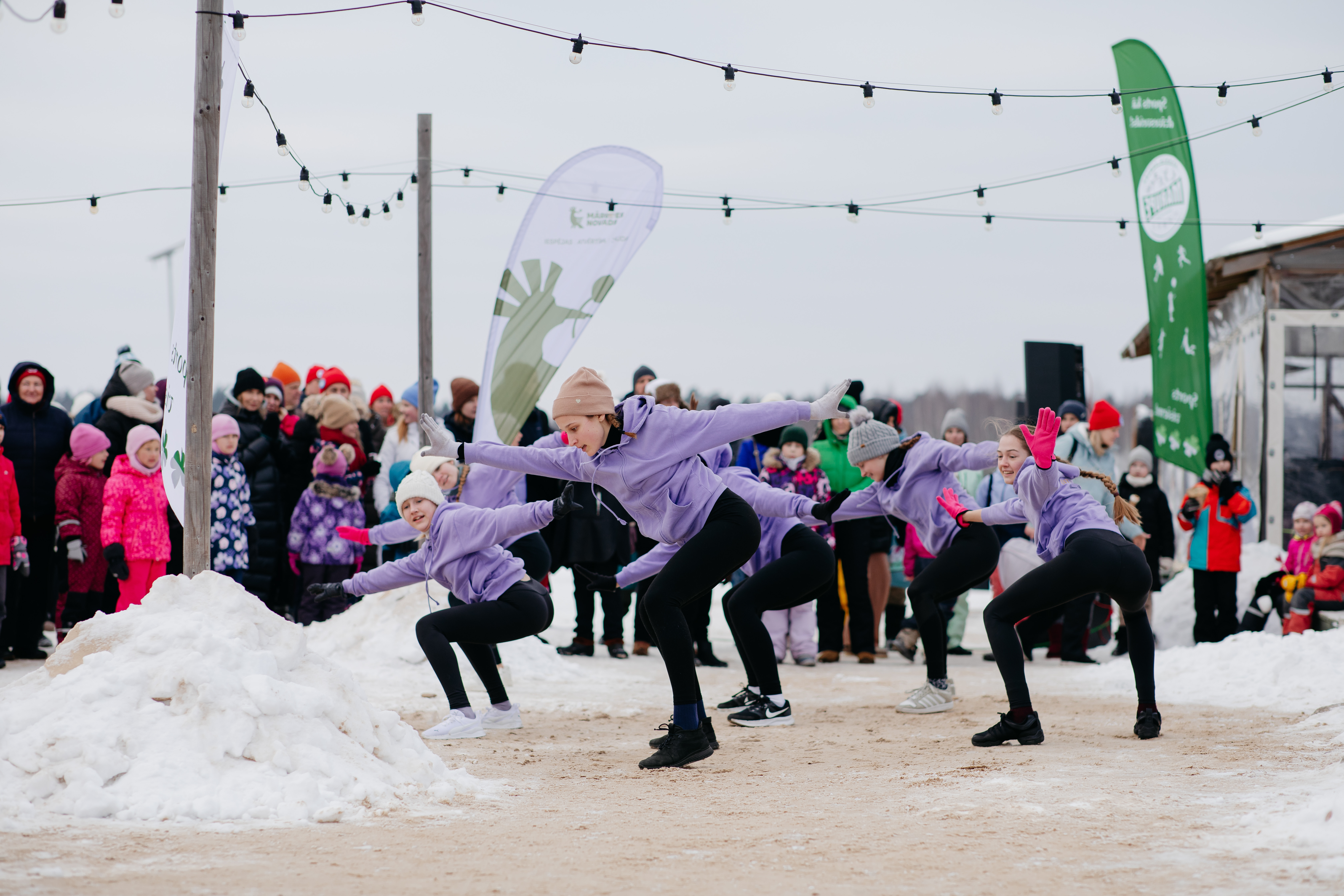 dejotāji krāsainos tērpos ziemā