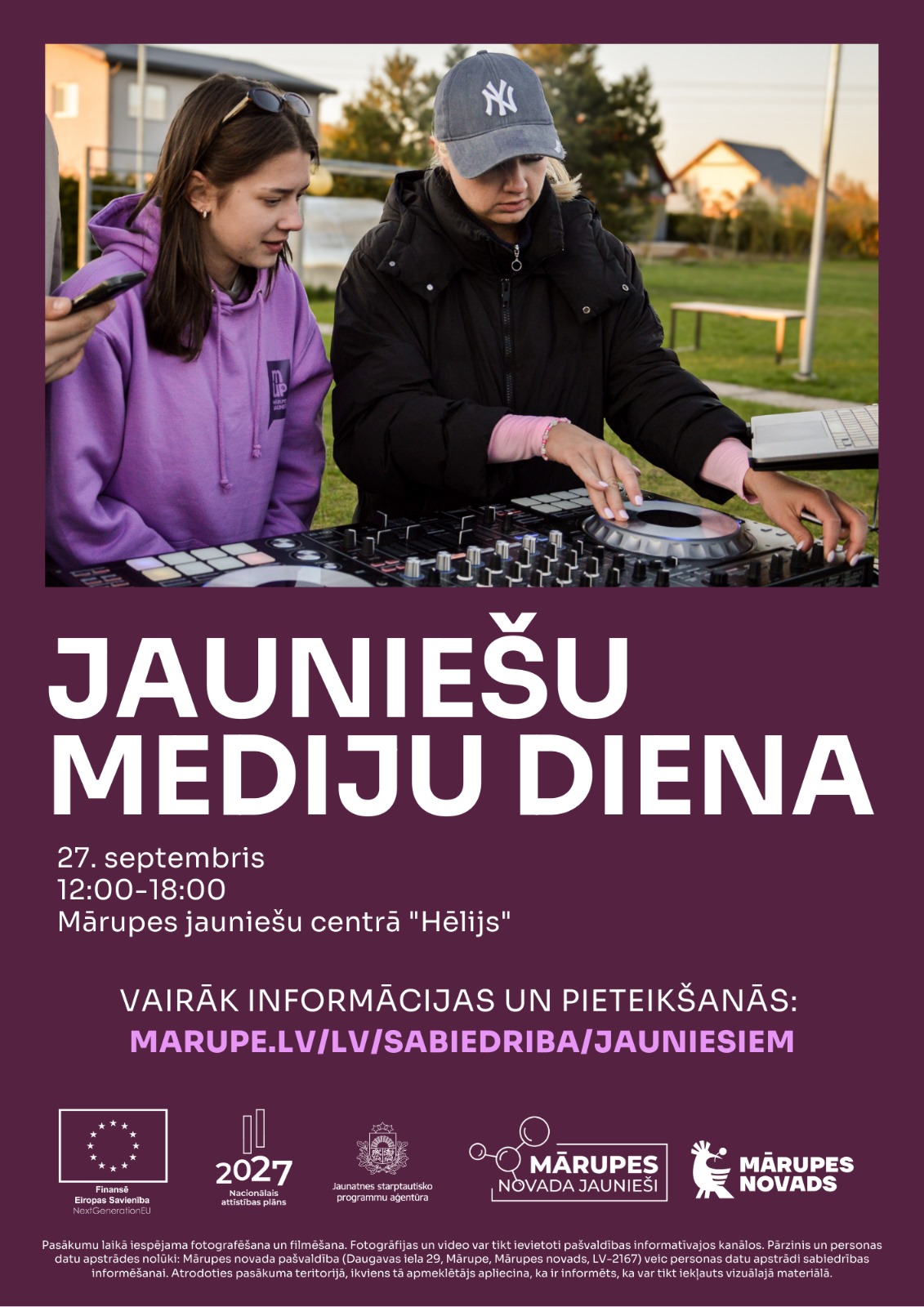 Violets fons ar krāsainu bildi un tekstu