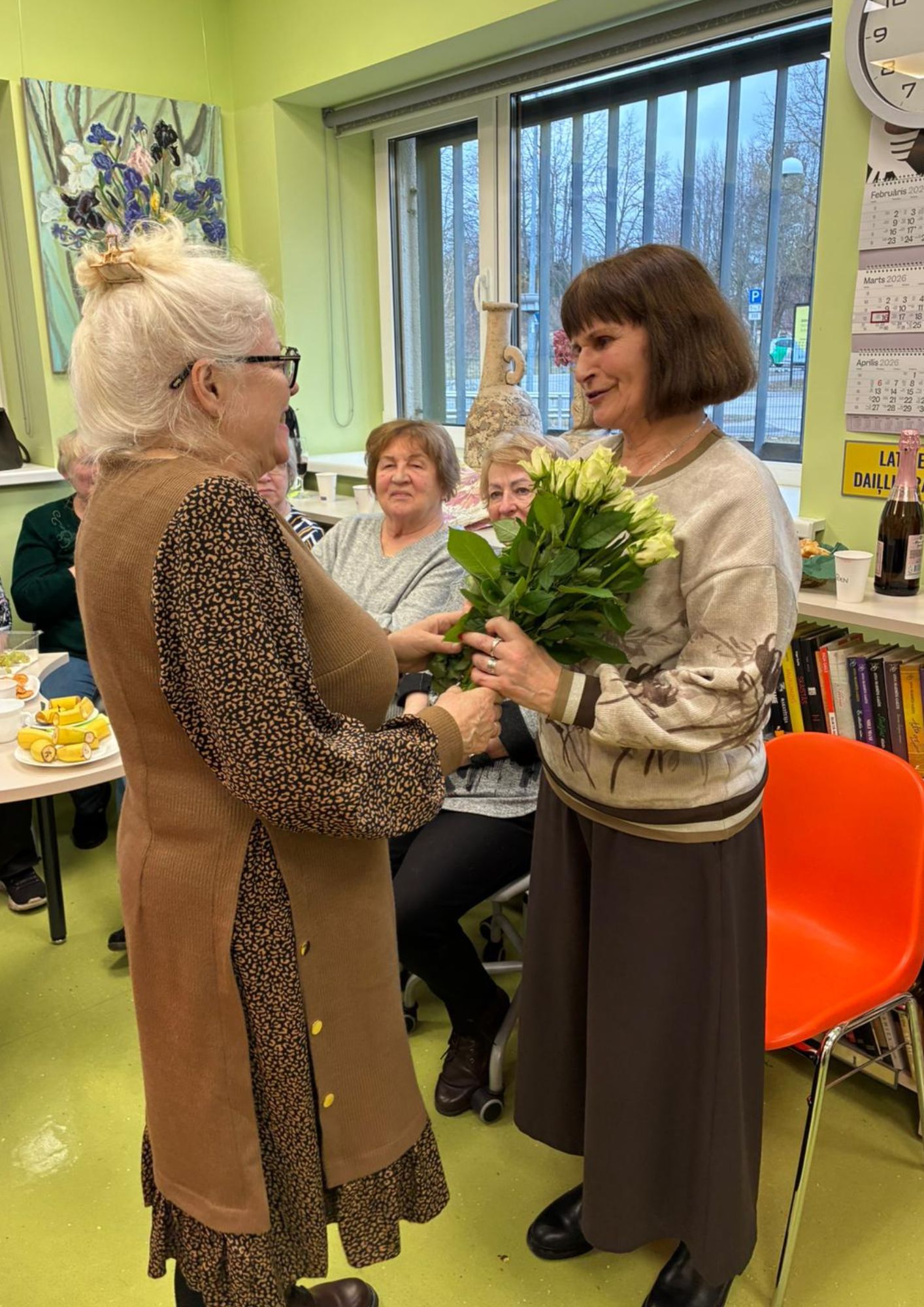tiek pasniegti ziedi gleznotājai