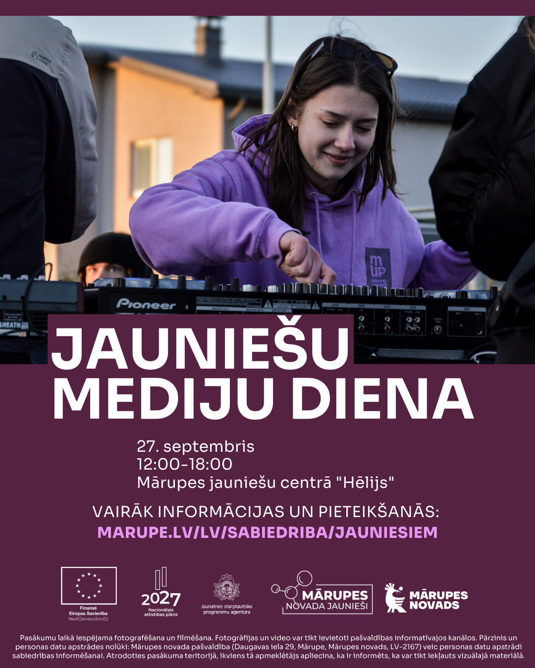 Violets fons ar meitenes profilu un tekstu gaišiem burtiem par jauniešu mediju dienu