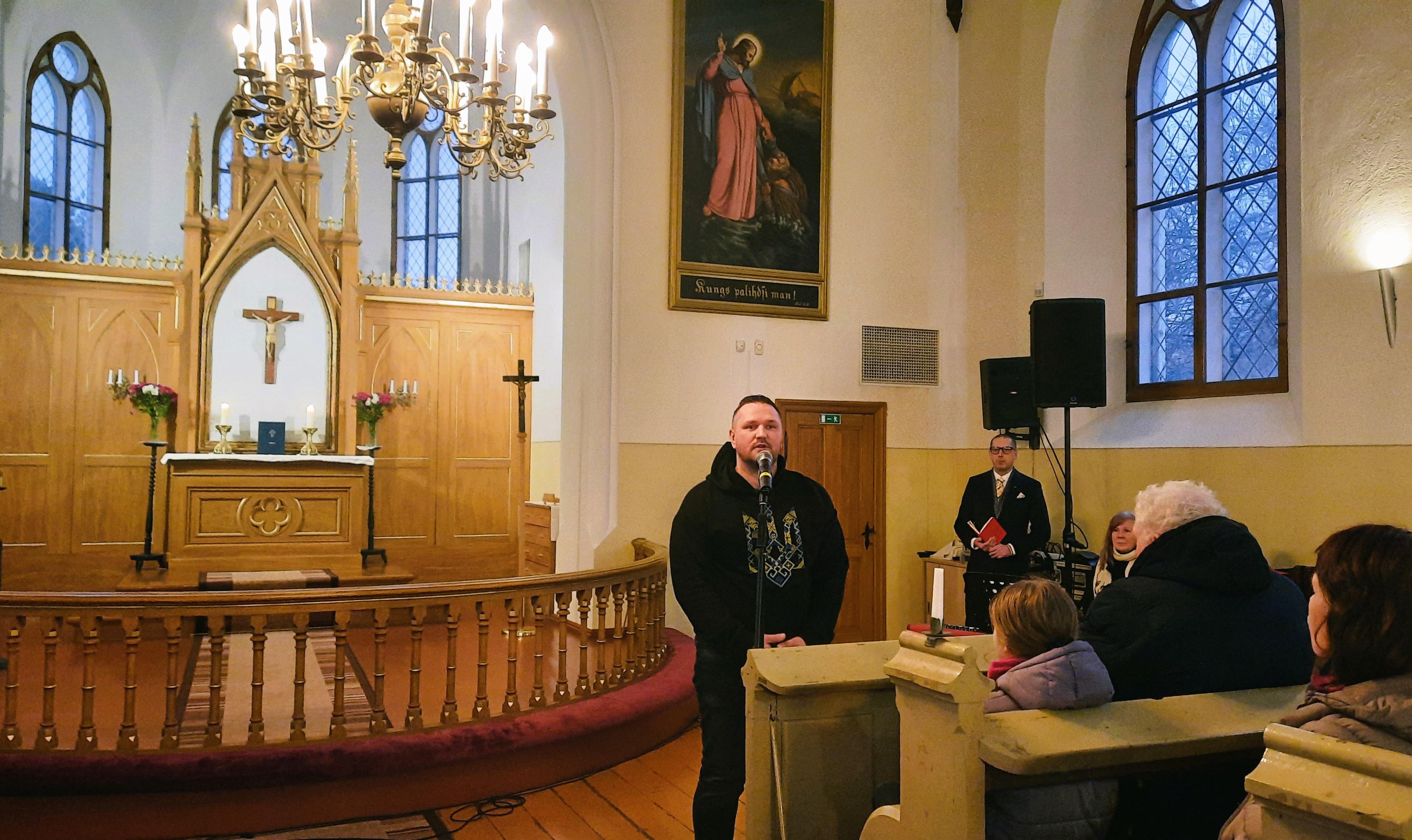Mārupes novada domes priekšsēdētāja vietnieks Valdis Kārkliņš saka uzrunu labdarības koncerta apmeklētājiem Piņķu baznīcā