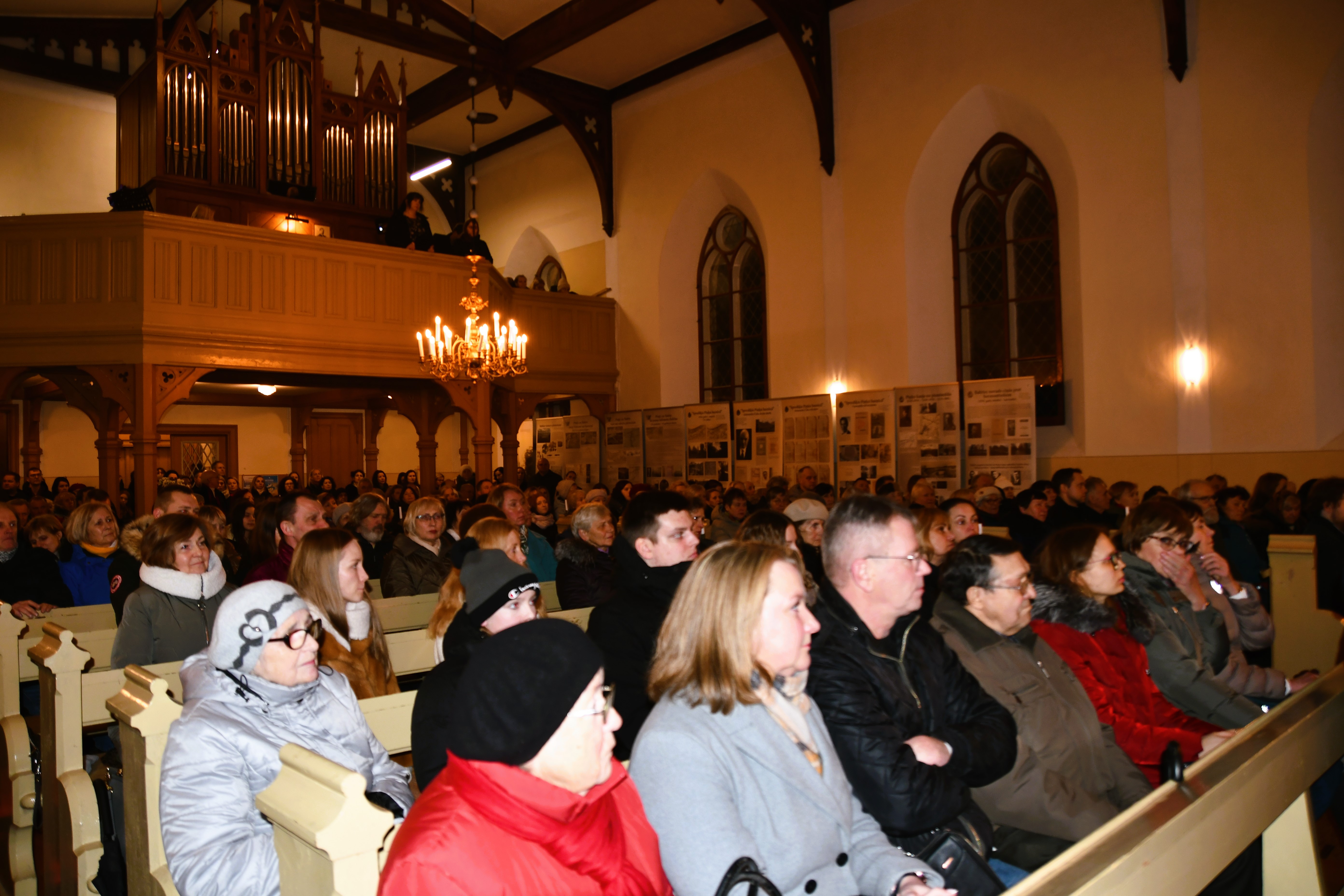 Cilvēku pārpildīta Piņķu baznīca labdarības koncertā Ukrainas atbalstam
