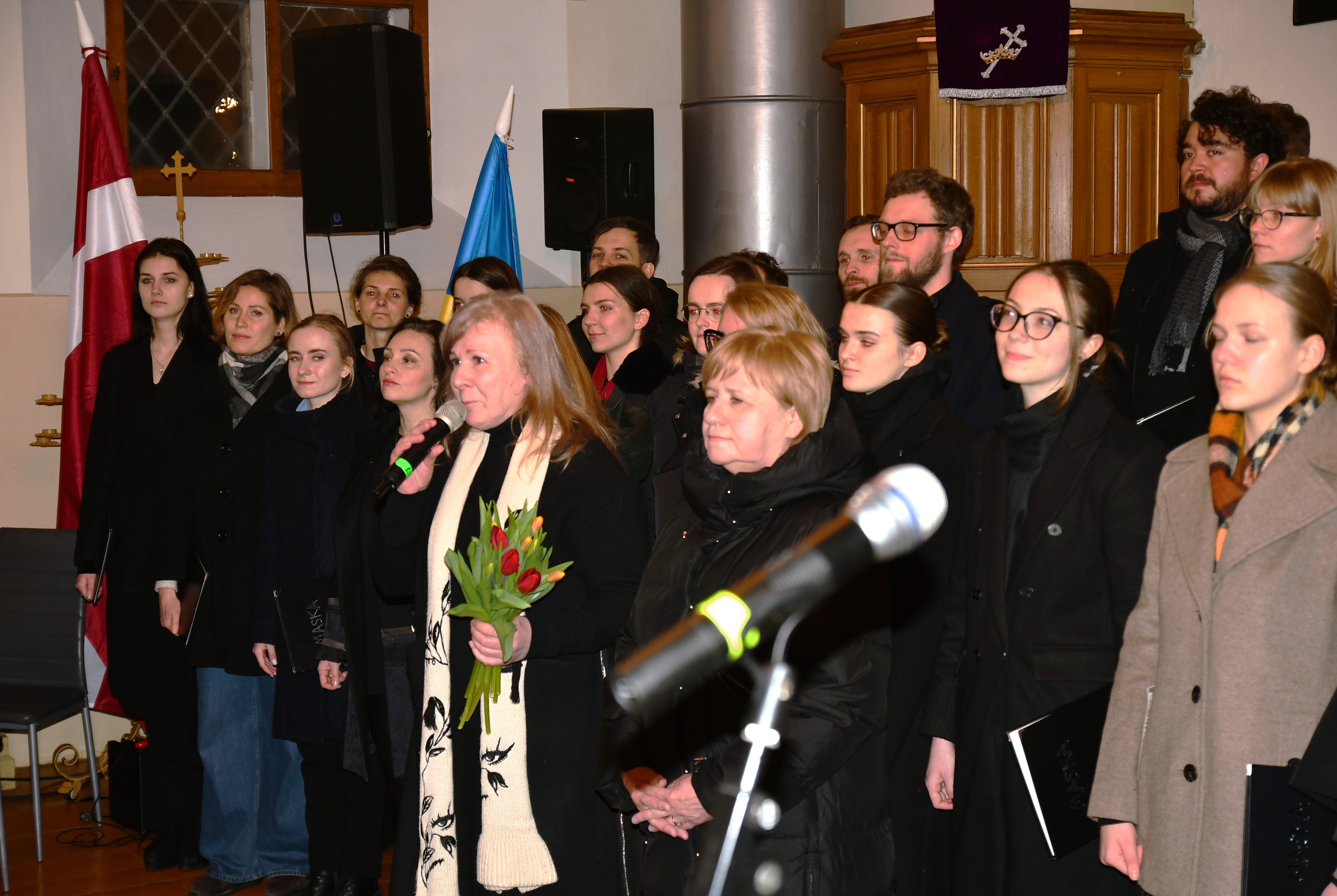 Kora dziedātāji un pasākuma organizatores saka pateicības vārdus apmeklētājiem Piņķu baznīcā