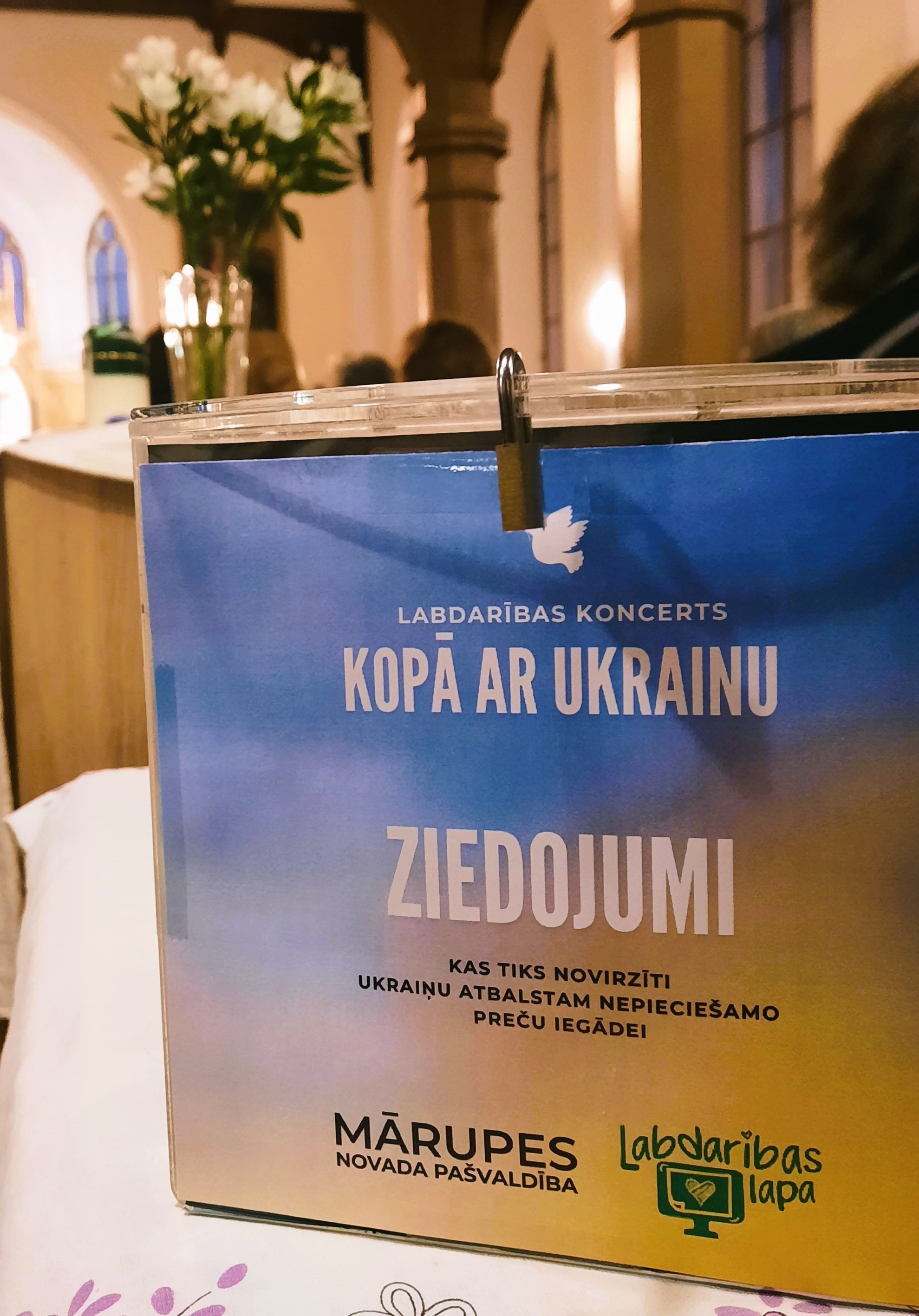 Ziedojumu kastīte Piņķu baznīcā labdarības koncertā "Kopā ar Ukrainu"