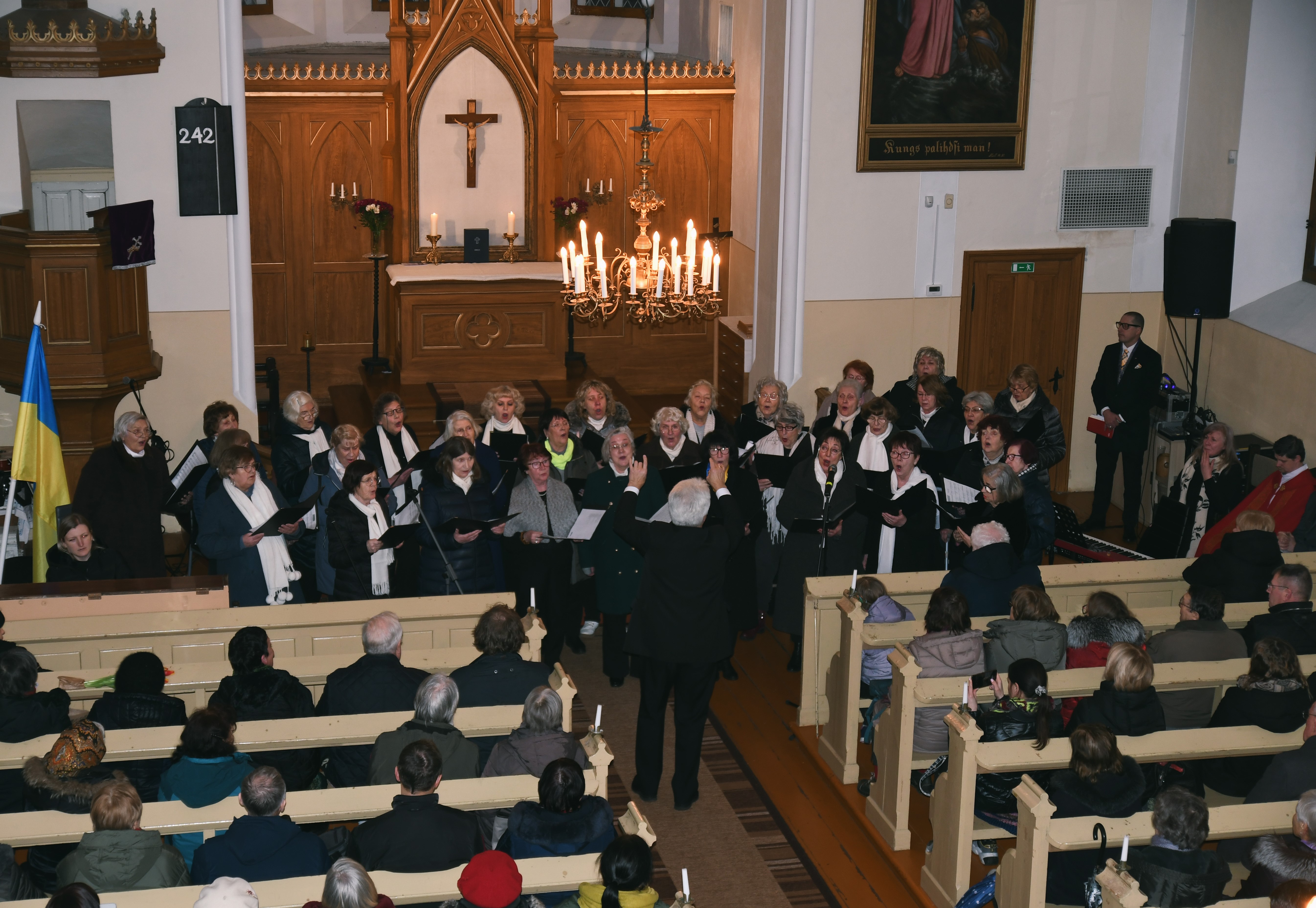 Sieviešu senioru kora dziedātājas Piņķu baznīcā