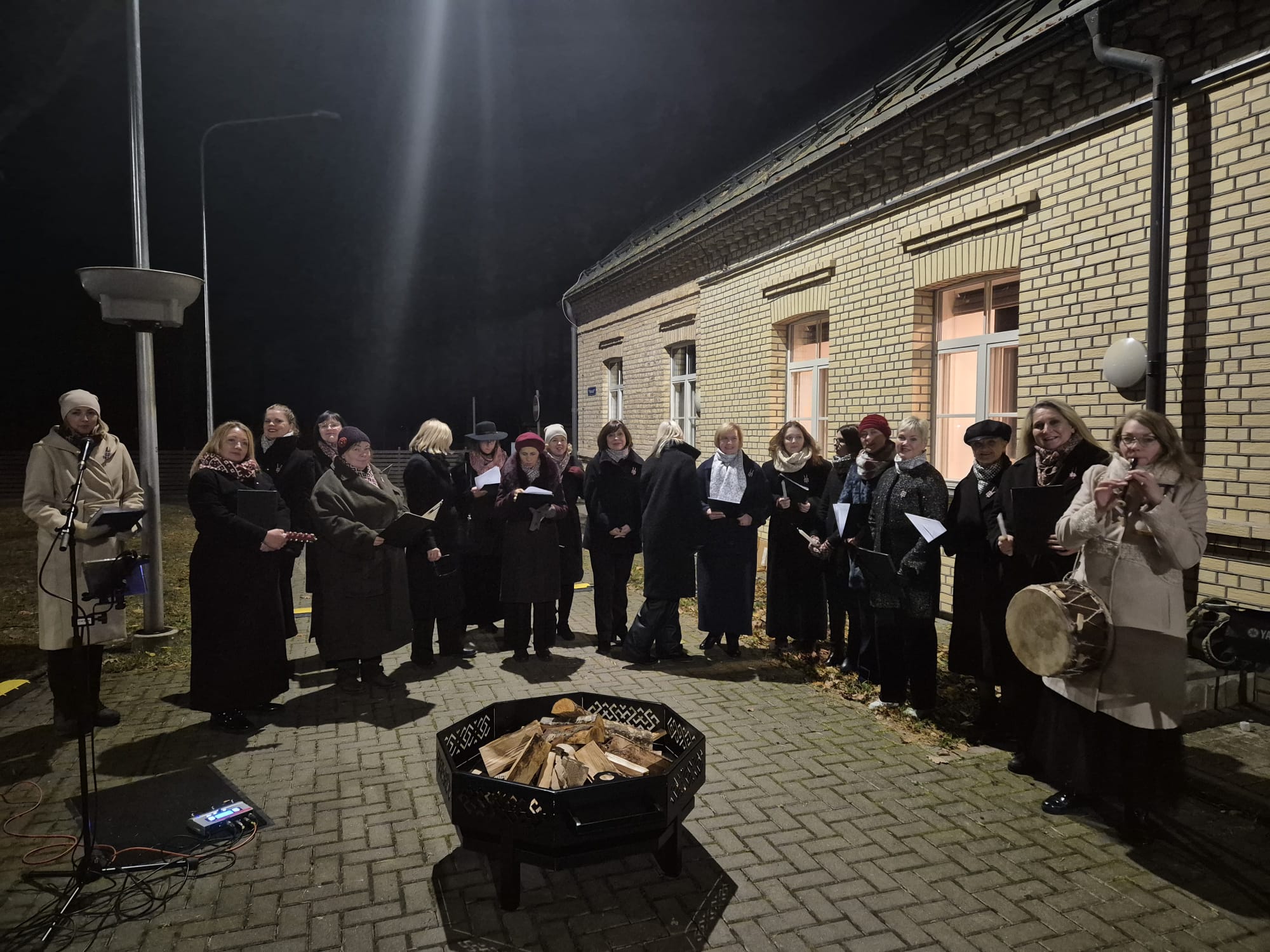 Koris dzied tumšā vakarā ārā pie ugunskura