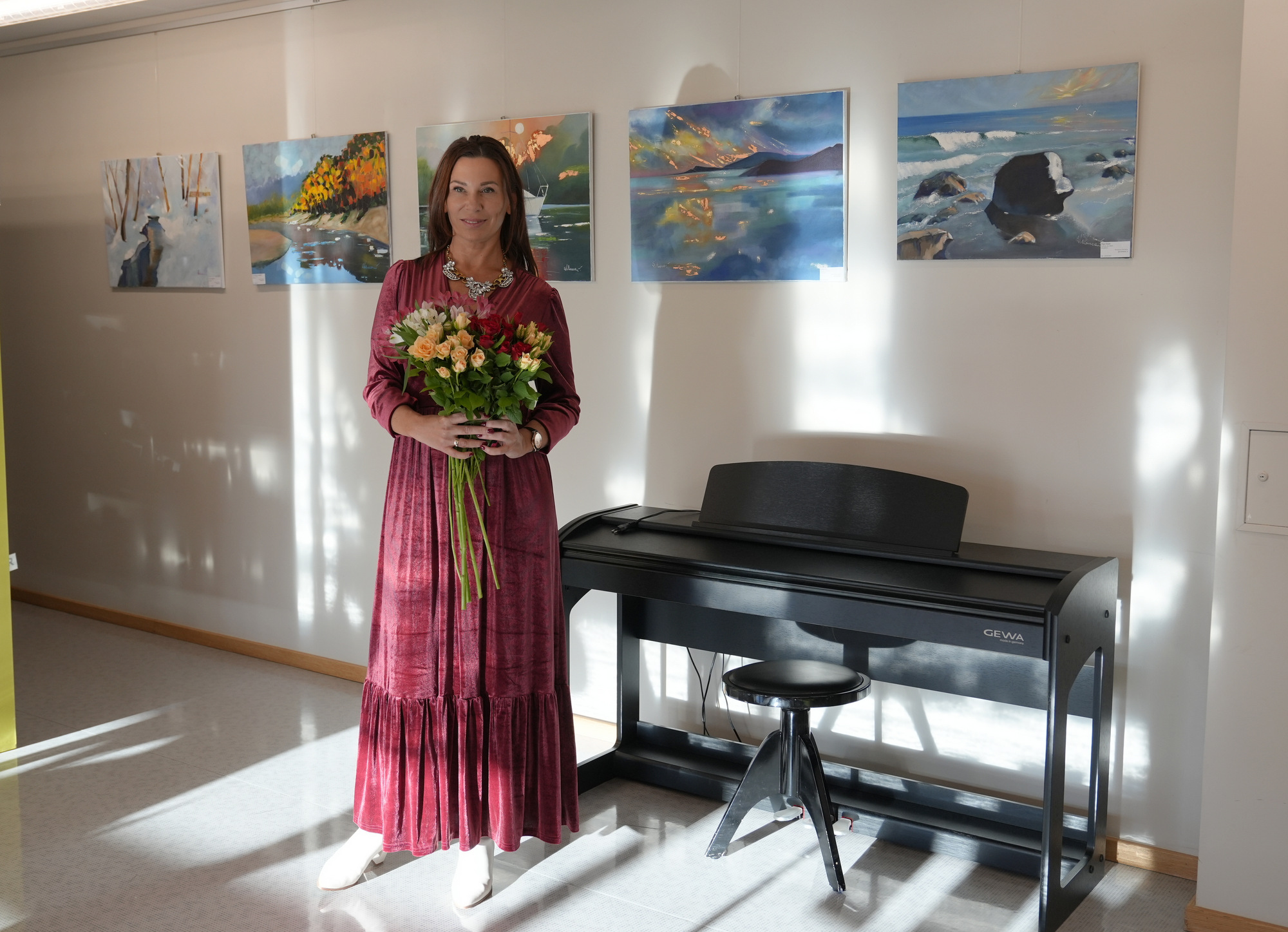 Sievietes portrets gaišā telpā