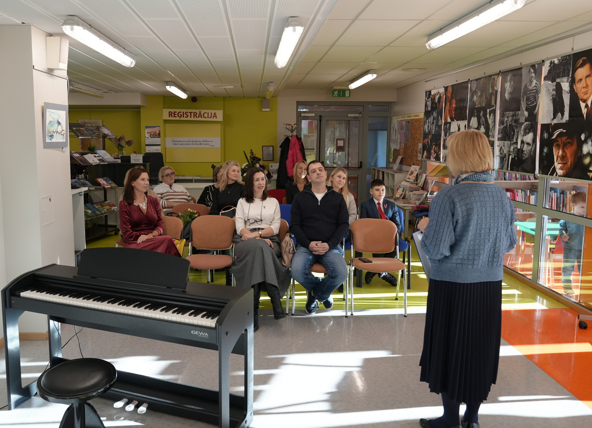 Pasākuma dalībnieki gaišā telpā