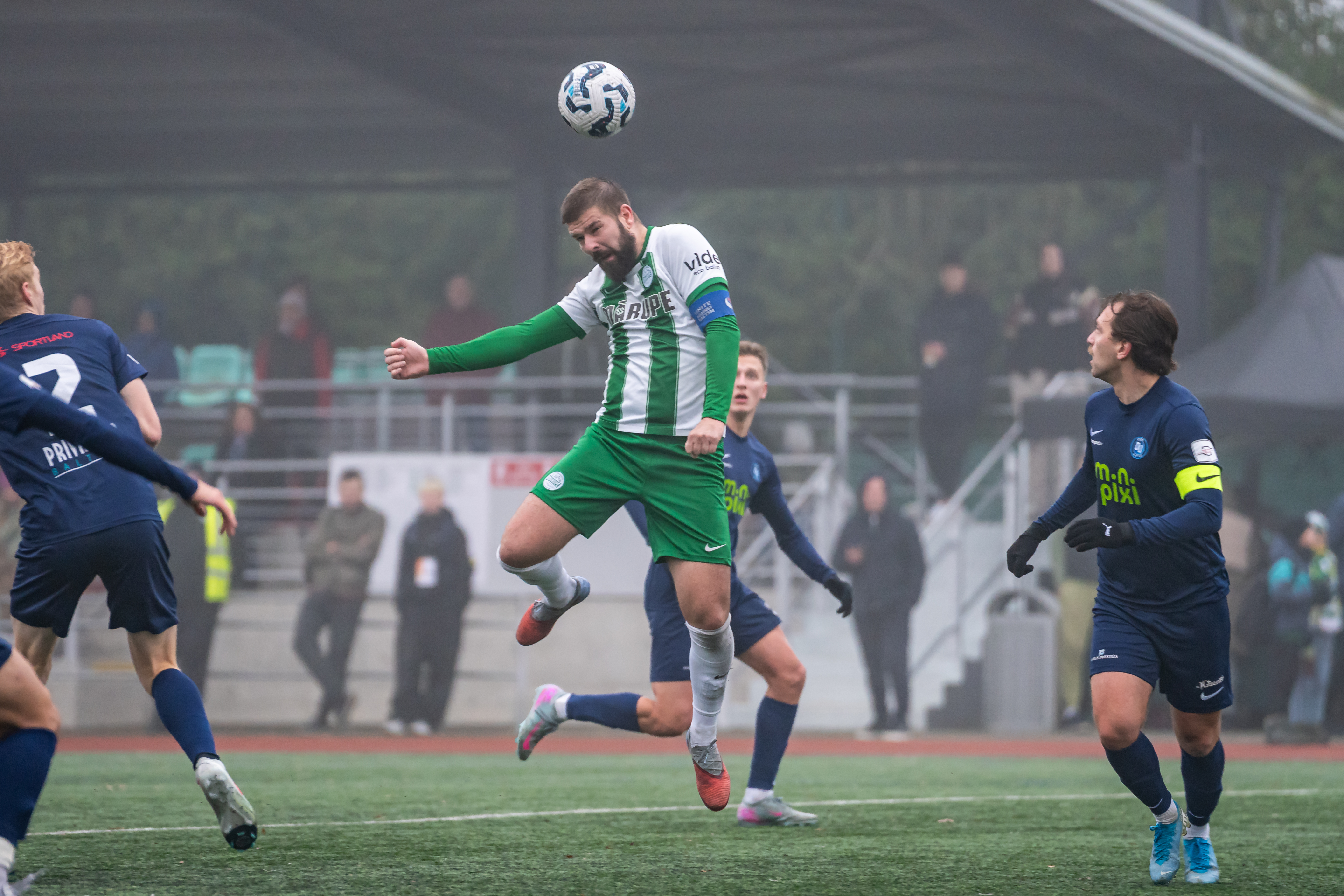 Cilvēki spēlē futbolu