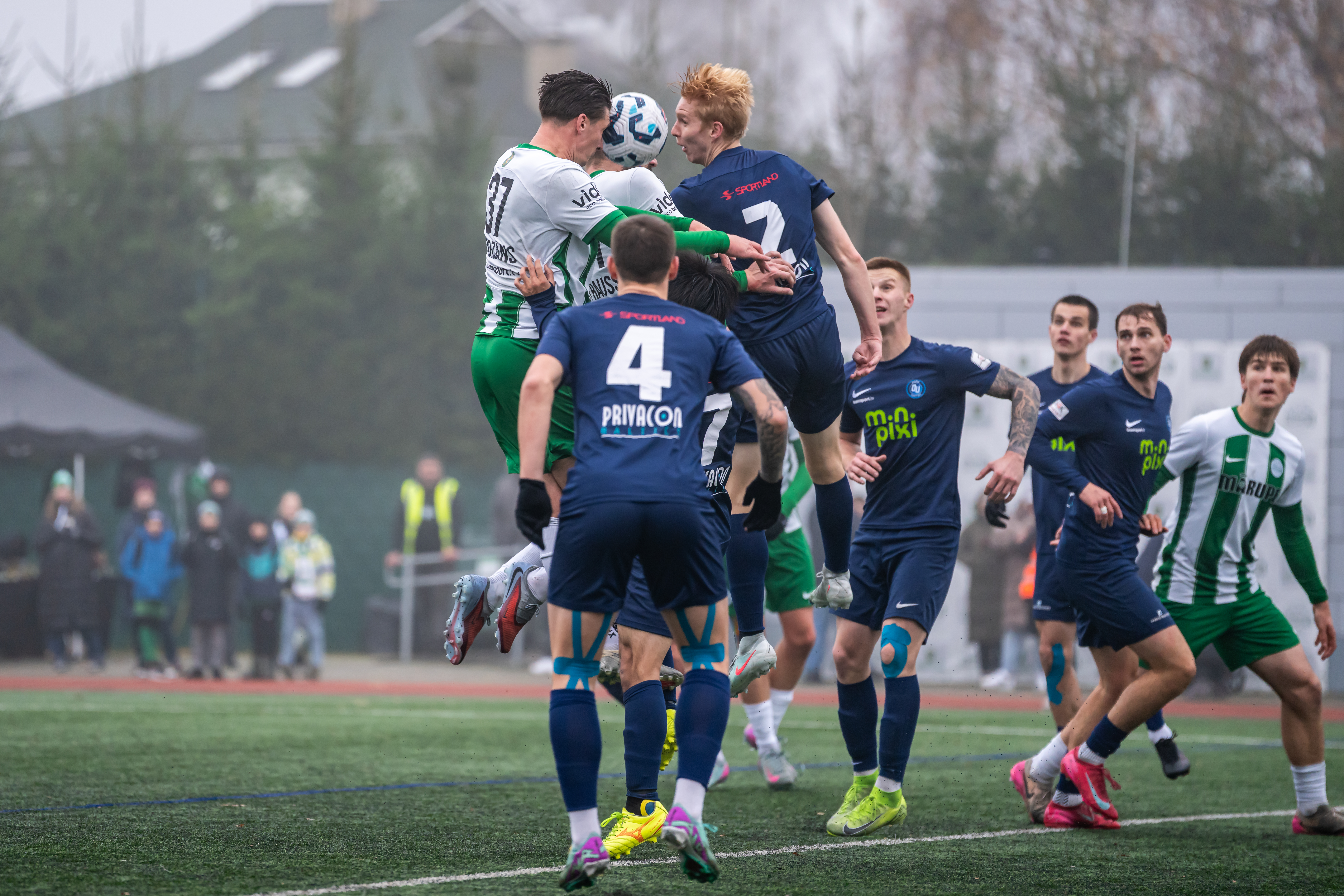 Cilvēki spēlē futbolu