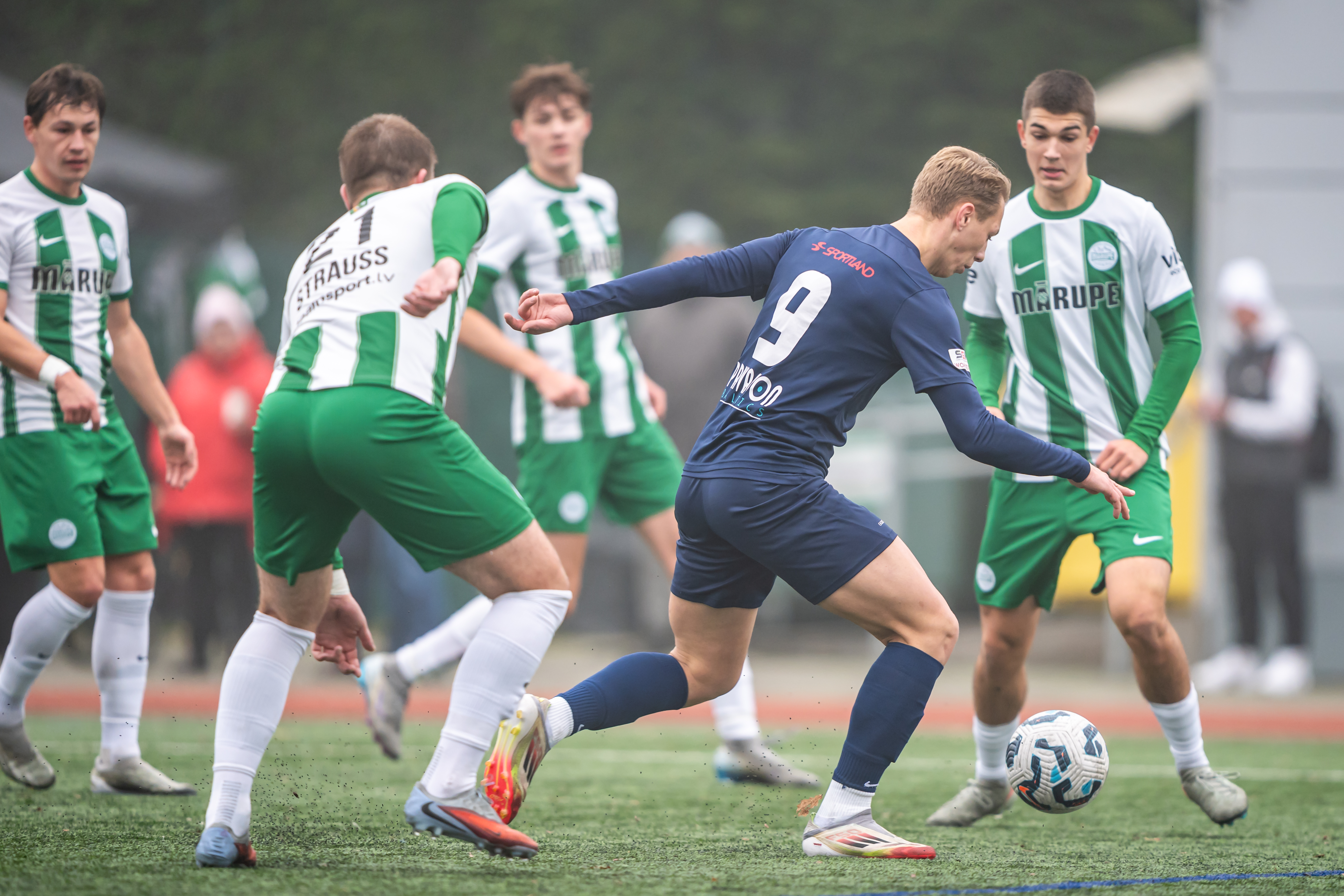 Cilvēki spēlē futbolu