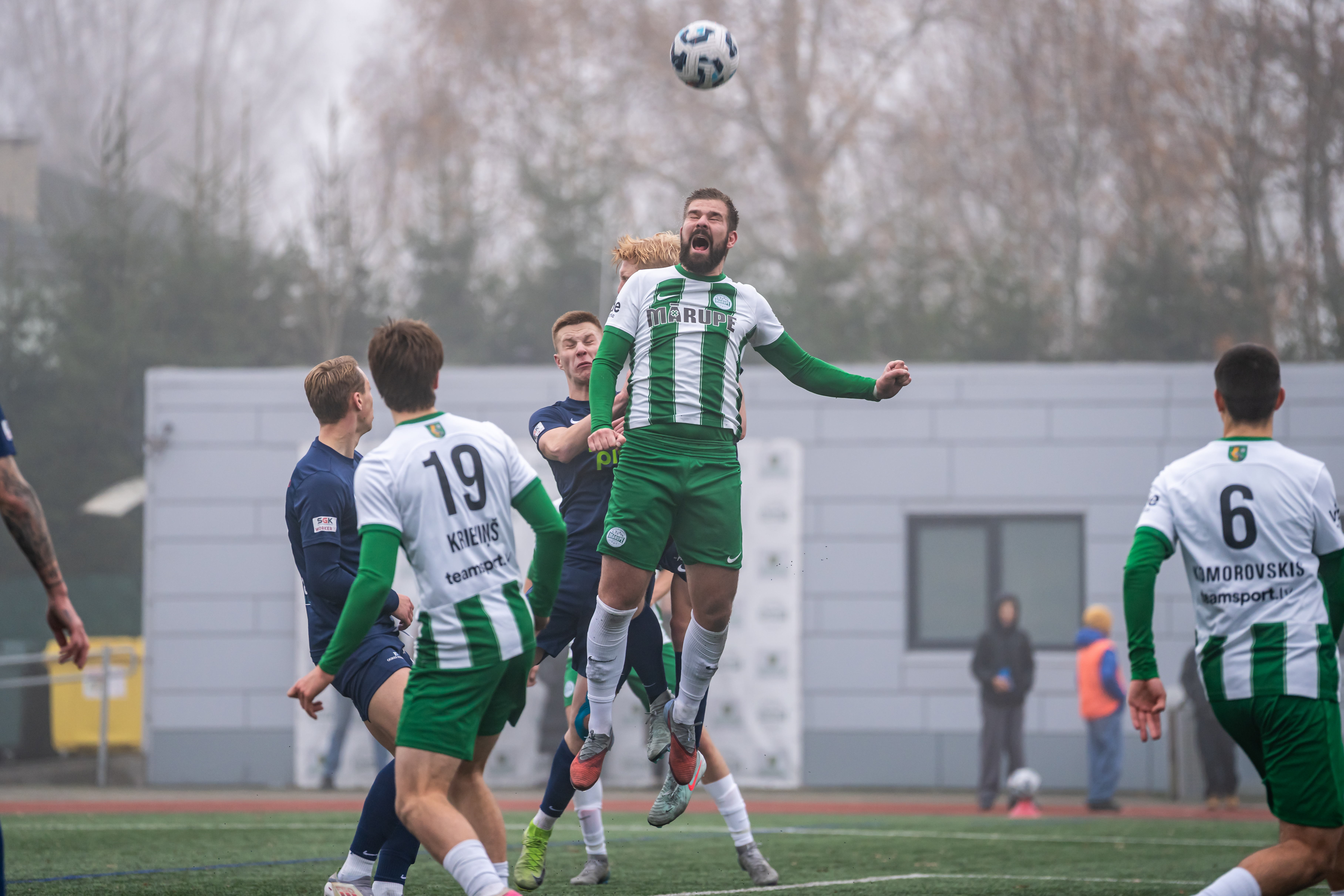 Cilvēki spēlē futbolu