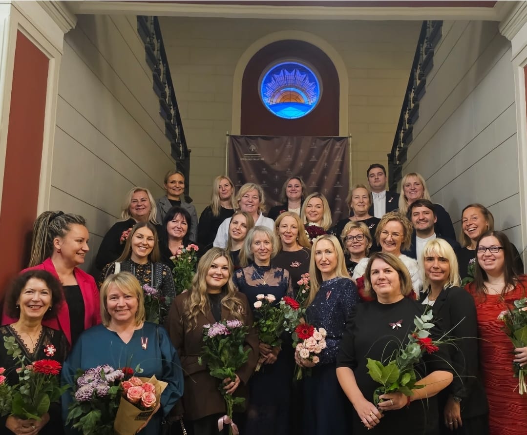 Daudz cilvēki nostājušies uz trepēm