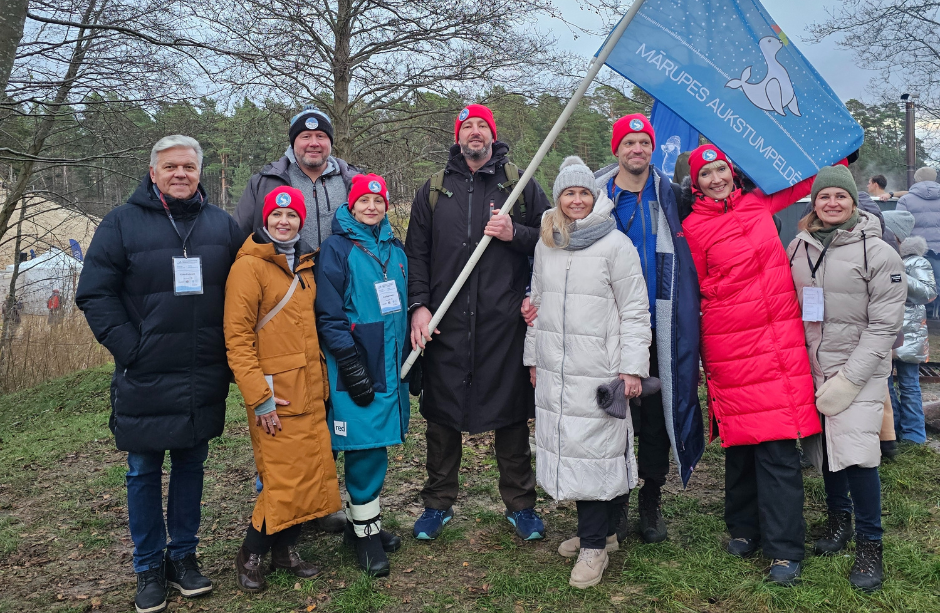 Cilvēki stāv ar karogu rokās