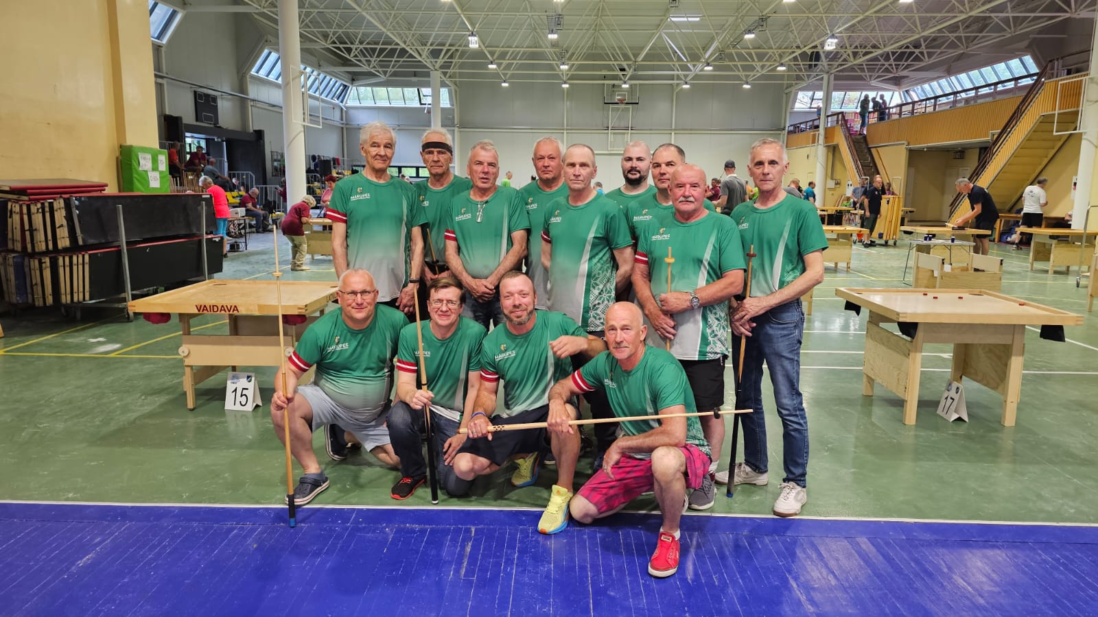 Seniori sporta zālē