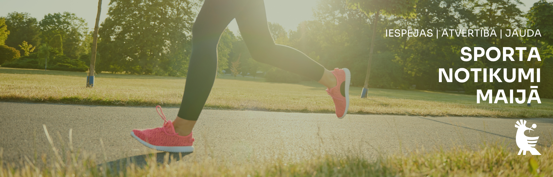 Sievietes kājas uz zaļa fona