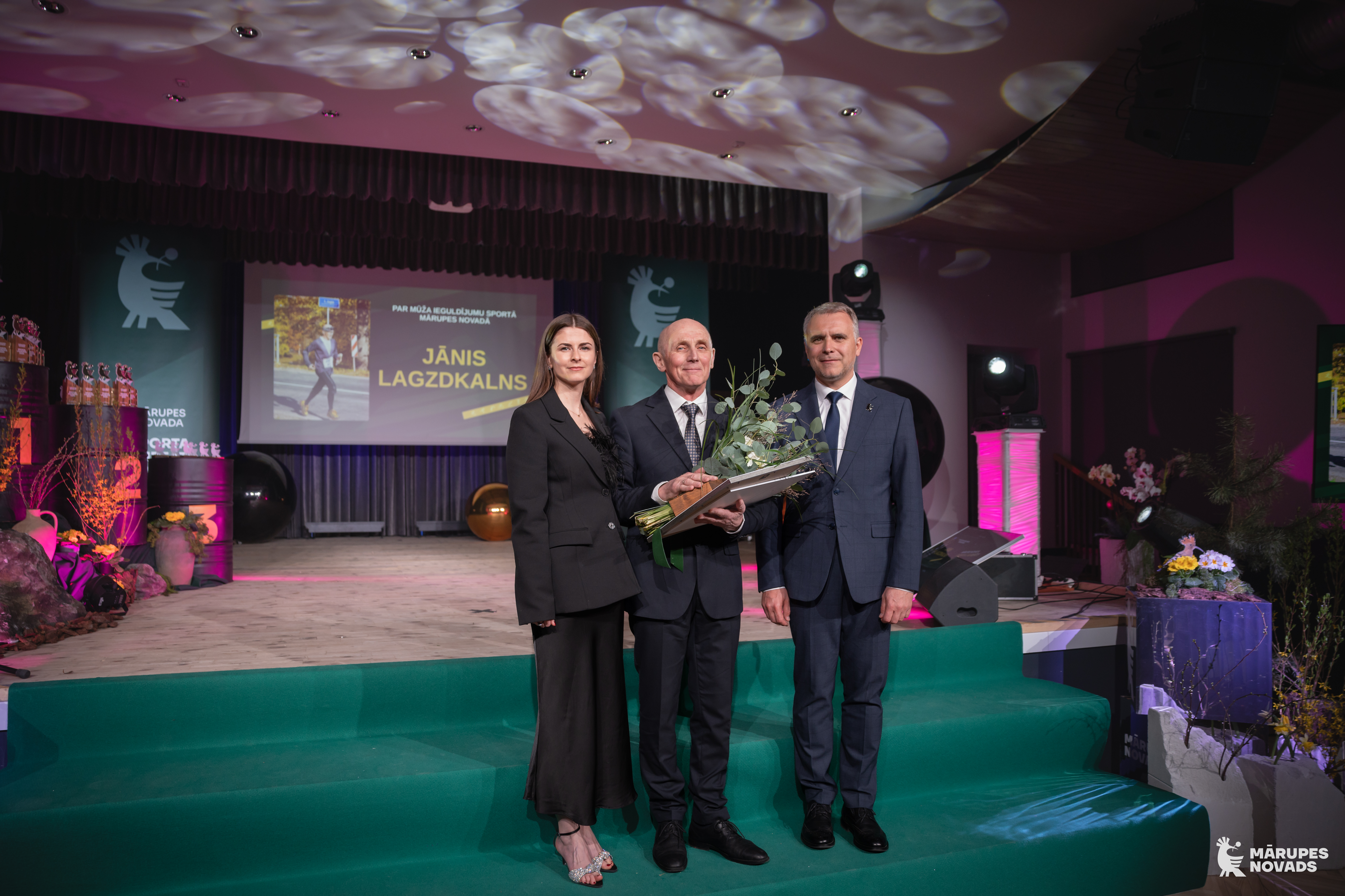 Cilvēki uz skatuves